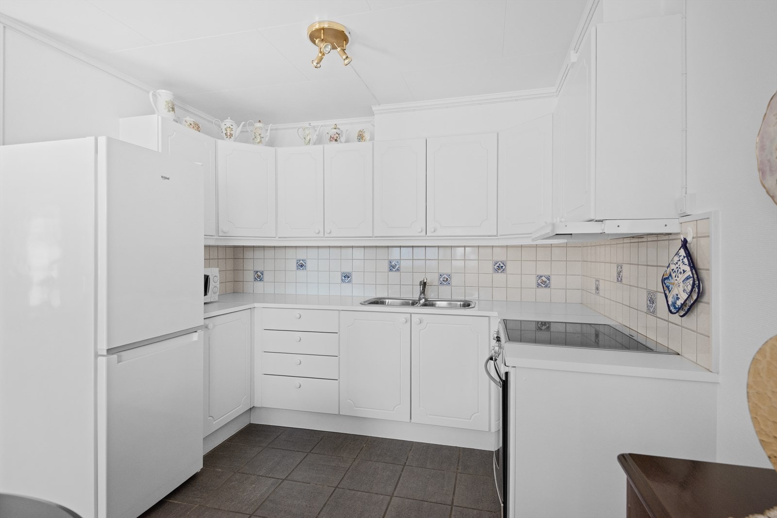 Godt med skapplass og god benkeplass- Kjøleskap med fryser medfølger Galleribilde