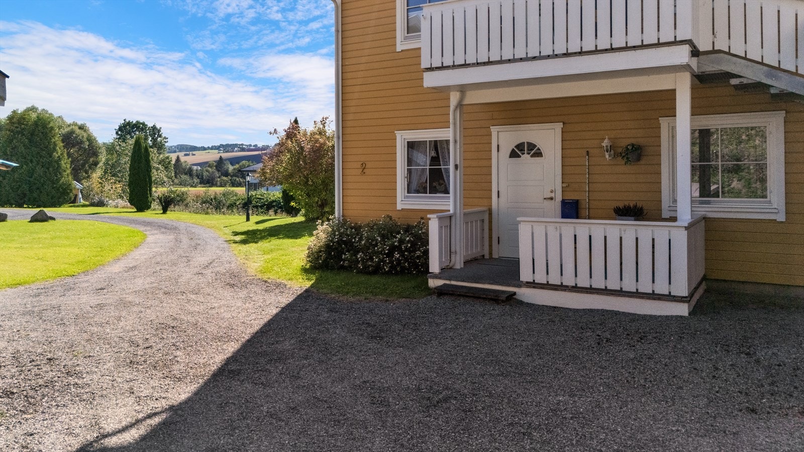 Pent opparbeidet felles tomt - Man kan kjøre helt frem til døren - Parkering på felles P-plass Galleribilde