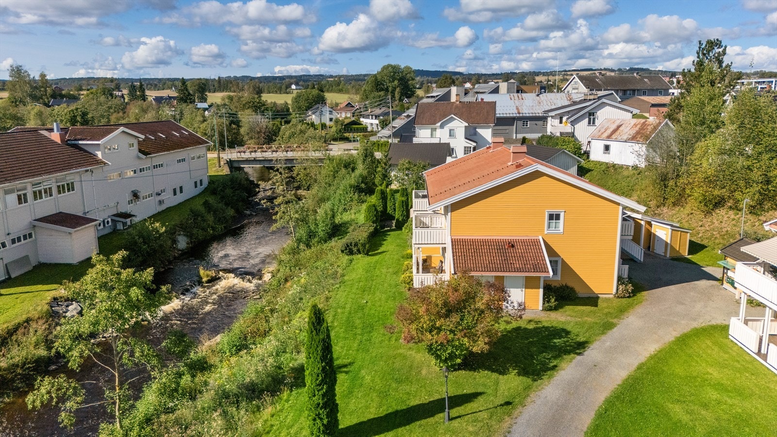 Gangavstand til "alt" med fin beliggenhet i Lena sentrum Galleribilde