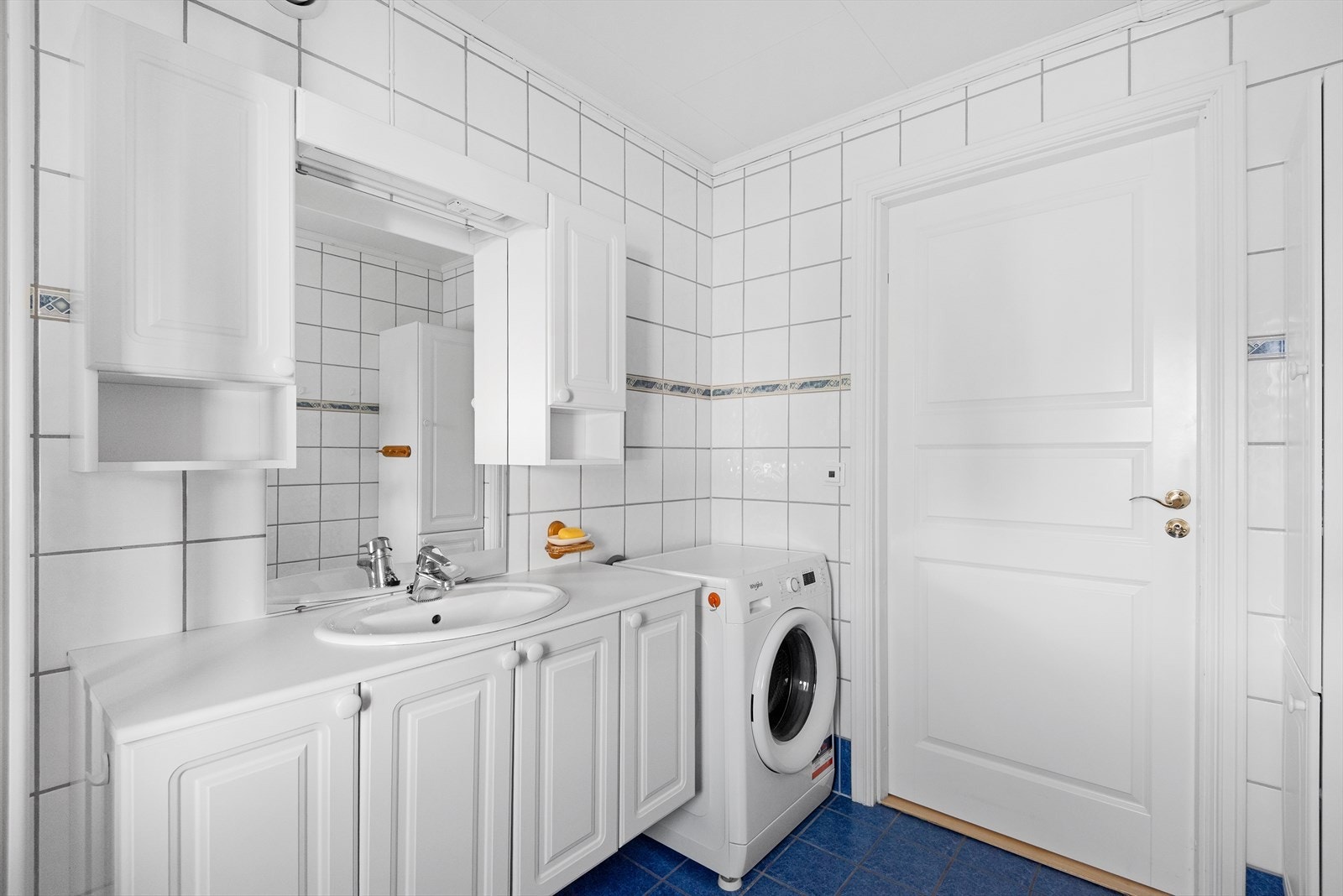 Baderomsinnredning med nedfelt vask og godt med skapplass Galleribilde