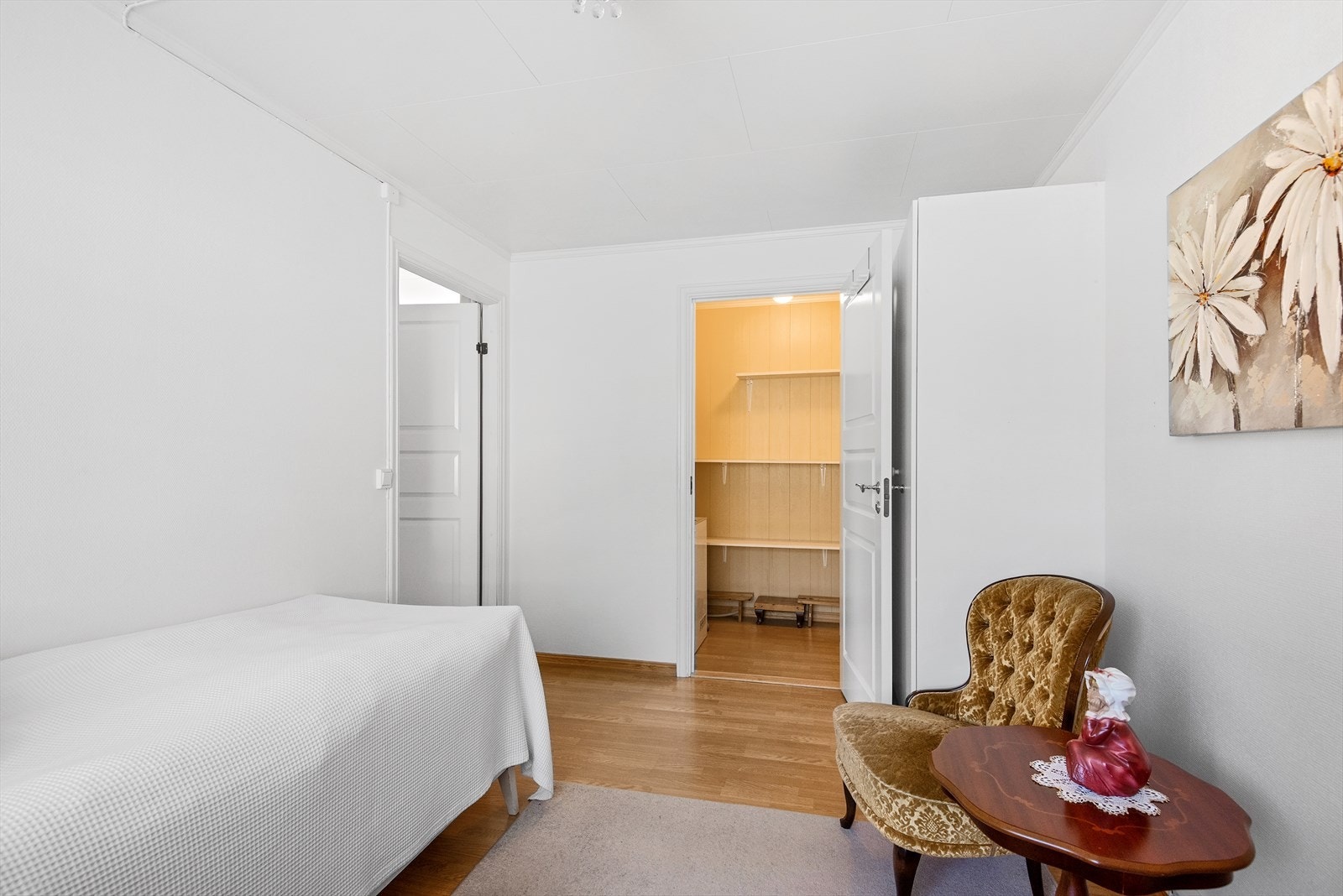 Walk-in med adkomst fra soverom 1 Galleribilde