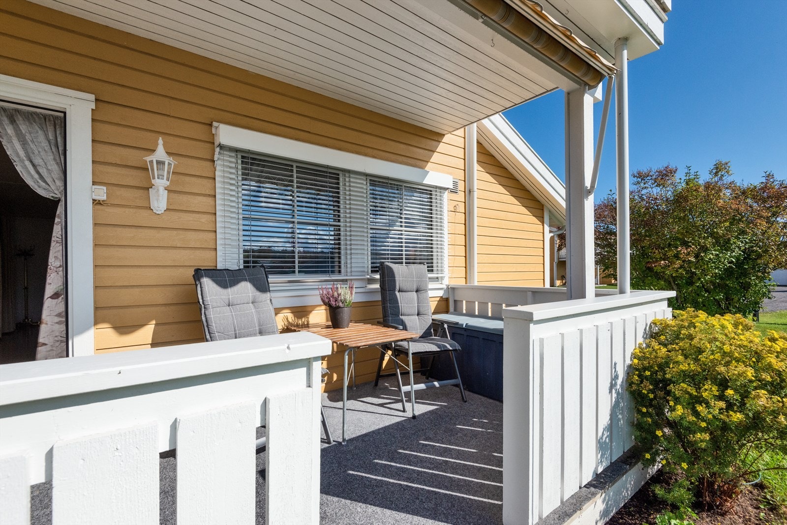 Terrasse med markise - Utvendige persienner Galleribilde