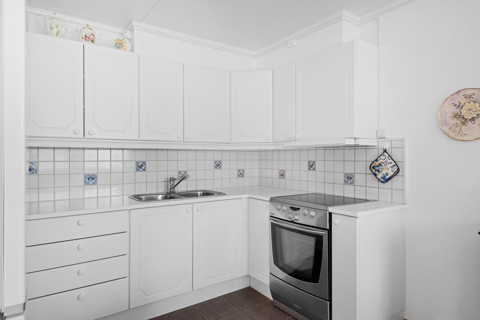 Kjøkken med hvitevarer - Ventilator med avtrekk på yttervegg Galleribilde