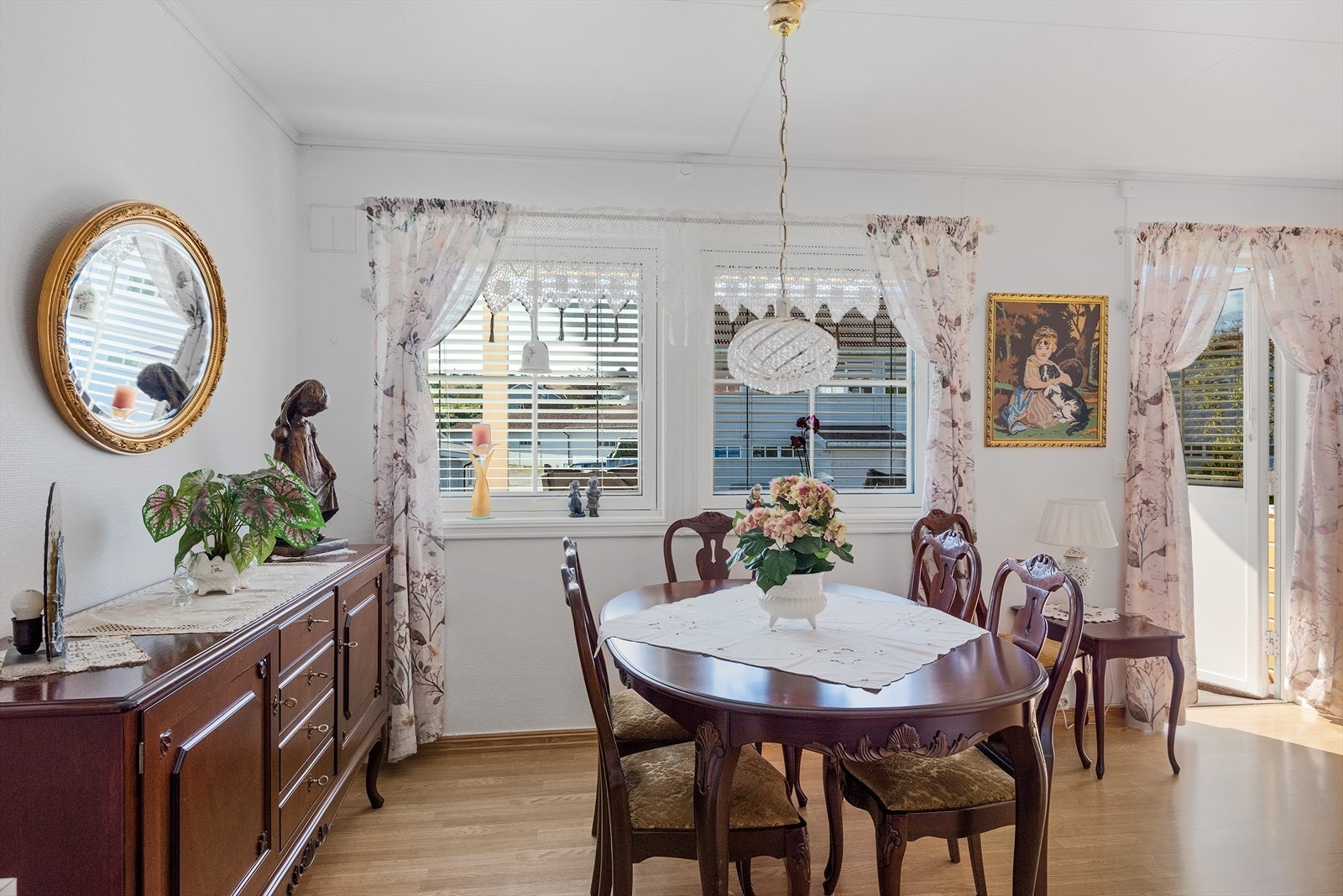 Spisestue med plass til langbord og hygge Galleribilde