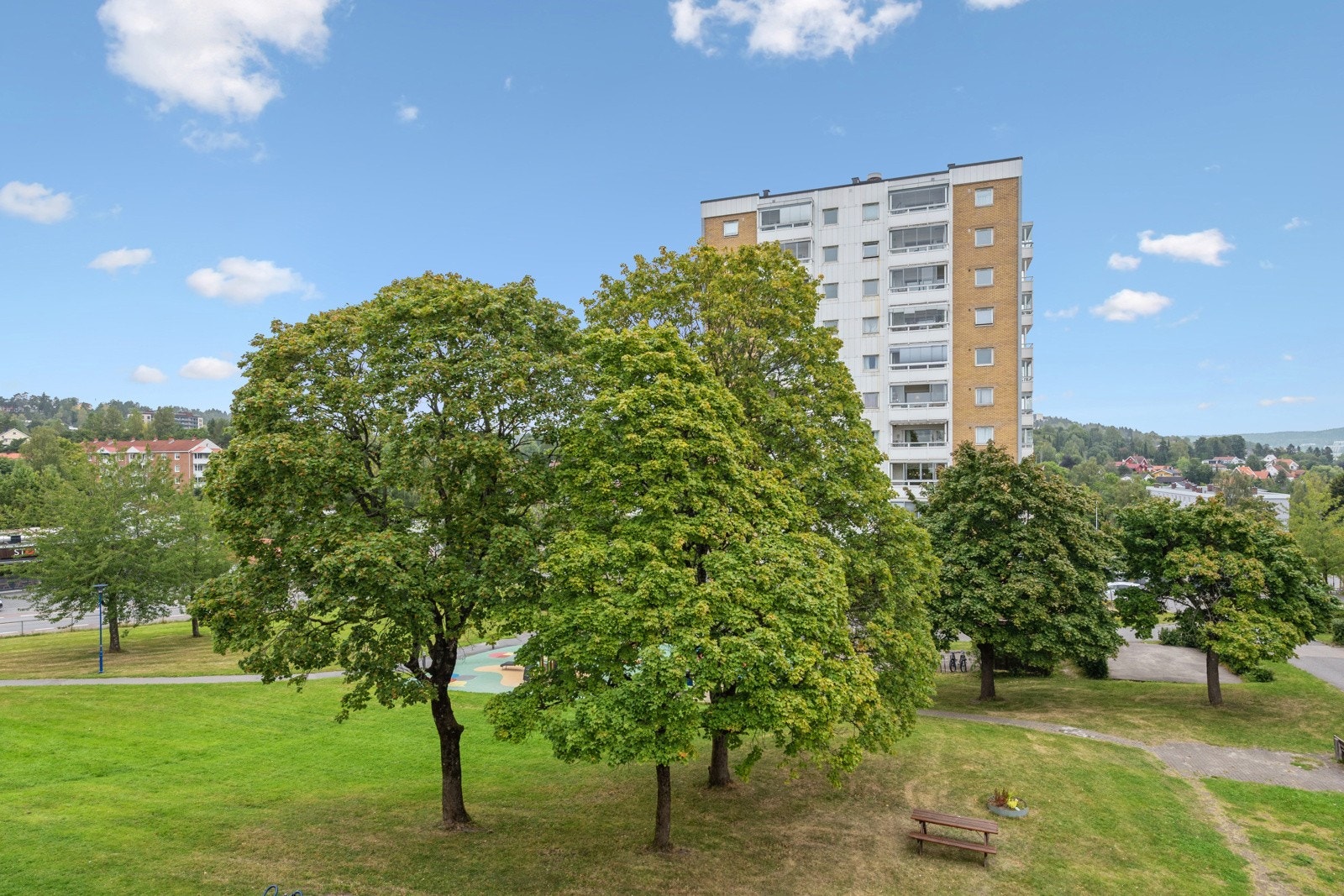 Fritt utsyn fra alle 3 sider med vinduer til fine og pent beplantede grøntområder. Galleribilde