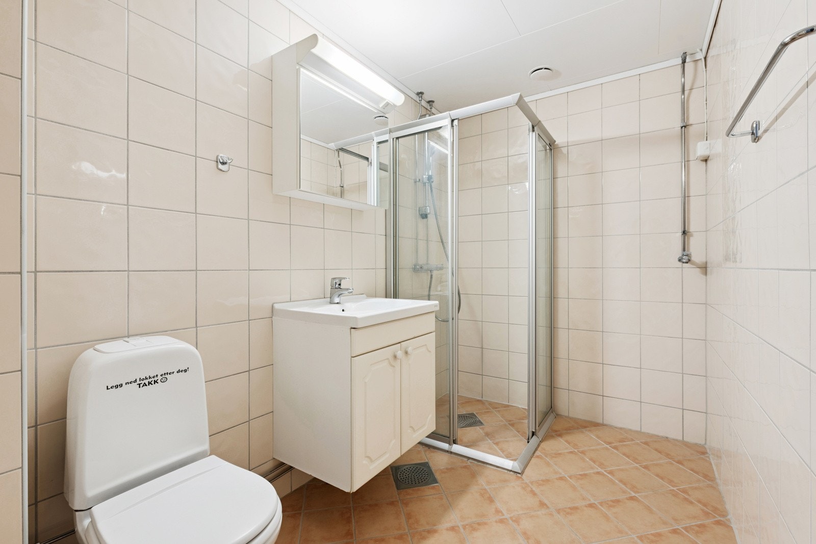 Rehabilitert bad i regi av brl., ferdigstilt i 2006. God størrelse på badet, godt valg av fliser, varmekabler og downlights. Galleribilde