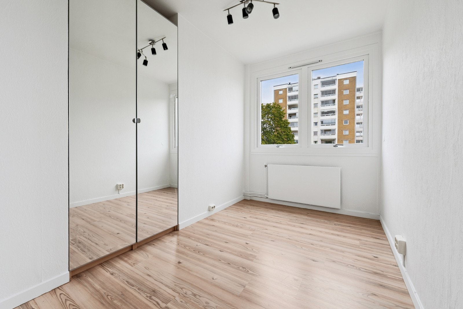 Soverom 2 er også av god størrelse og med garderobe. Galleribilde