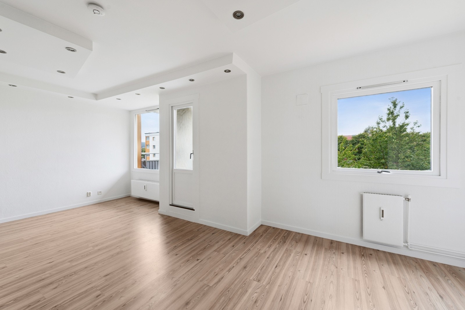 Utgang fra stue/kjøkken til solrik balkong. Galleribilde