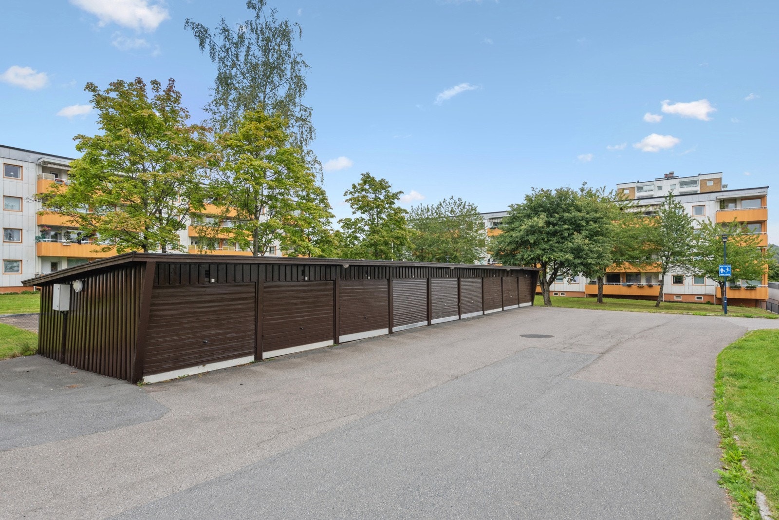 Borettslaget har uteplasser og garasjer til leie. Normalt lett å få leie garasje i borettslaget. Galleribilde