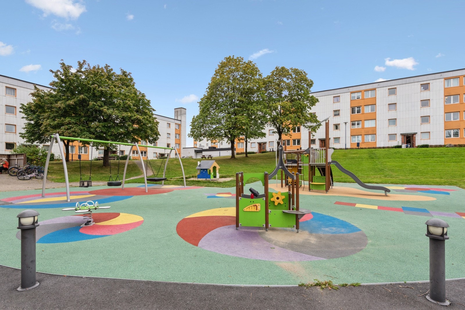 Kort vei til alt fra skole, brhg, butikker, spisesteder, treningssenter, svømmehall, bibliotek og flotte turområder. Galleribilde