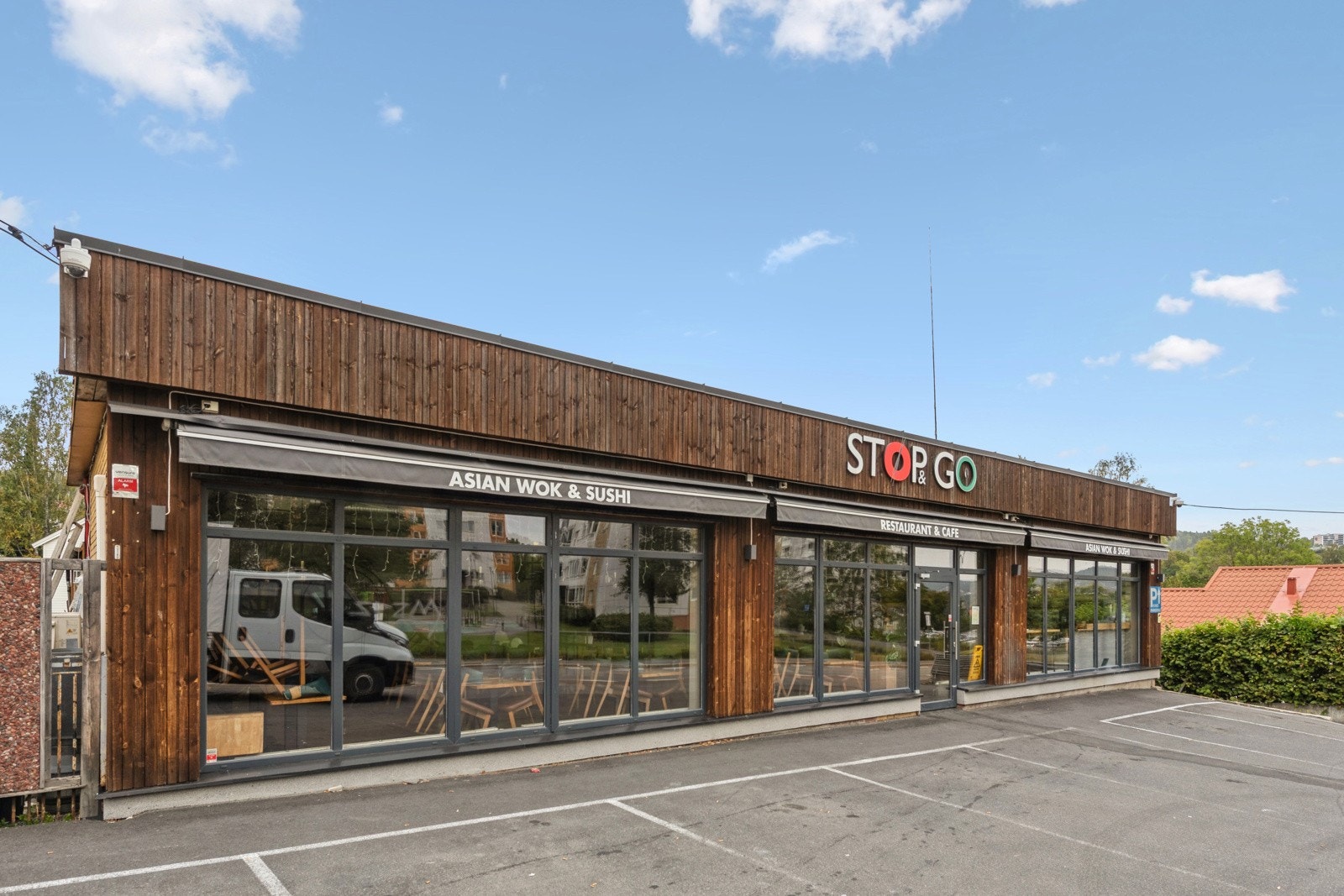 VI har flere flotte spisesteder i nærområdet. Stop & Go ligger 3 min fra leiligheten og tilbyr herlig mat og delikate lokaler. Galleribilde