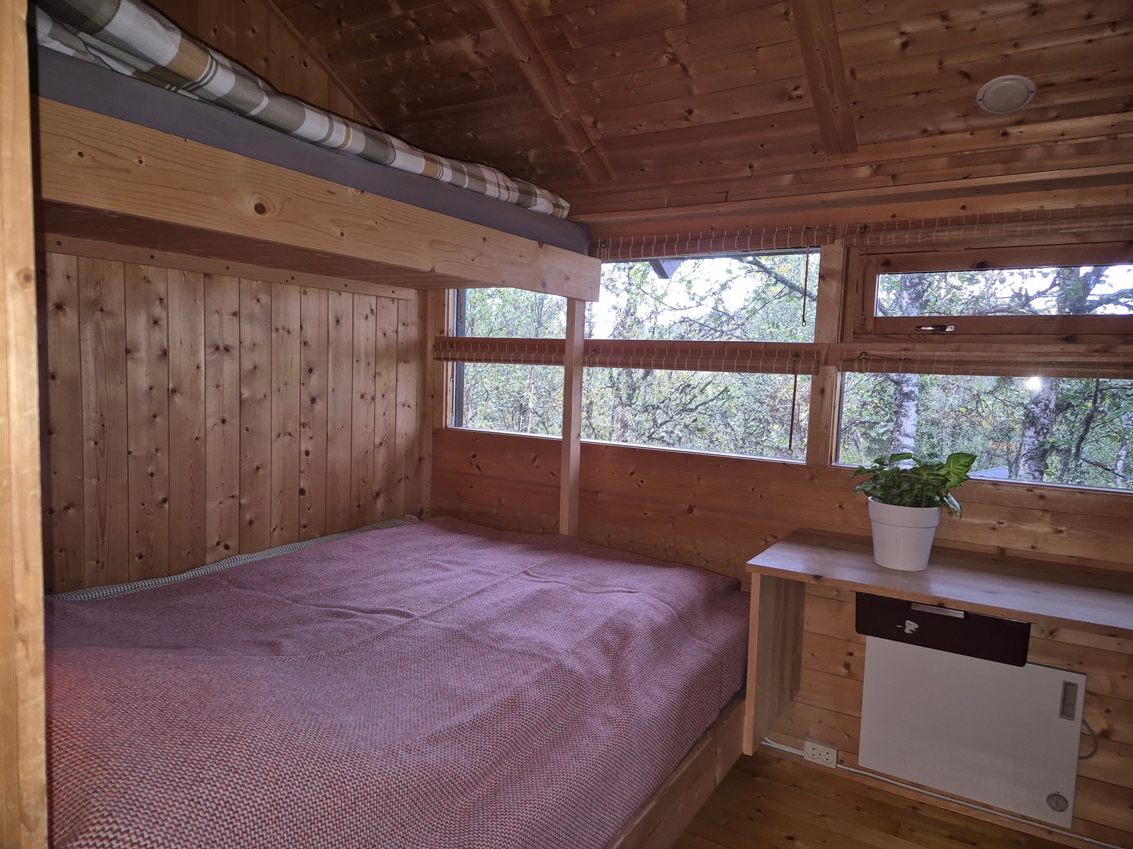 Soverom med familiekøye og klesskap Galleribilde