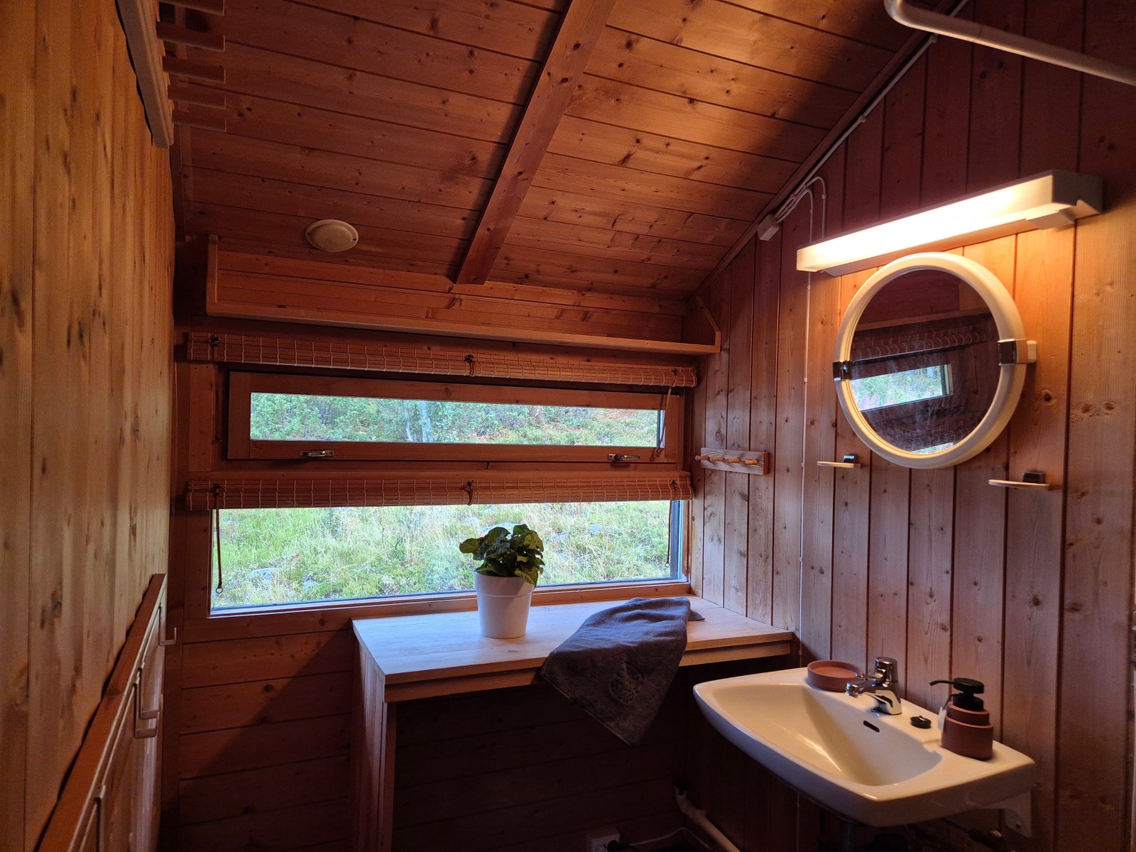 Hytta har et enkelt bad med vask og dusj Galleribilde