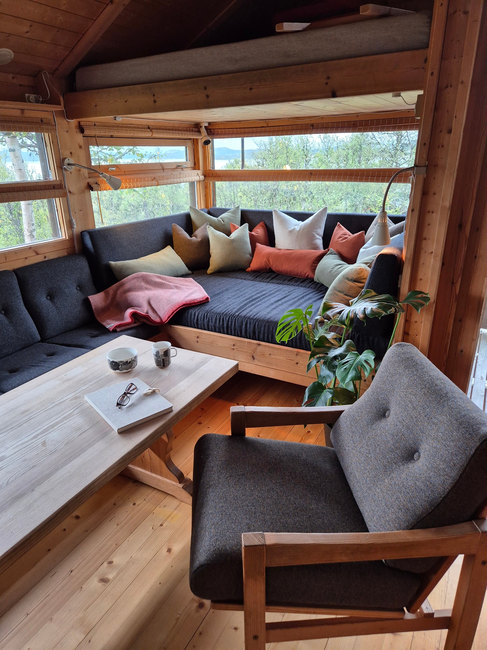 Stue med dagseng og flere plassbygde sofaer Galleribilde