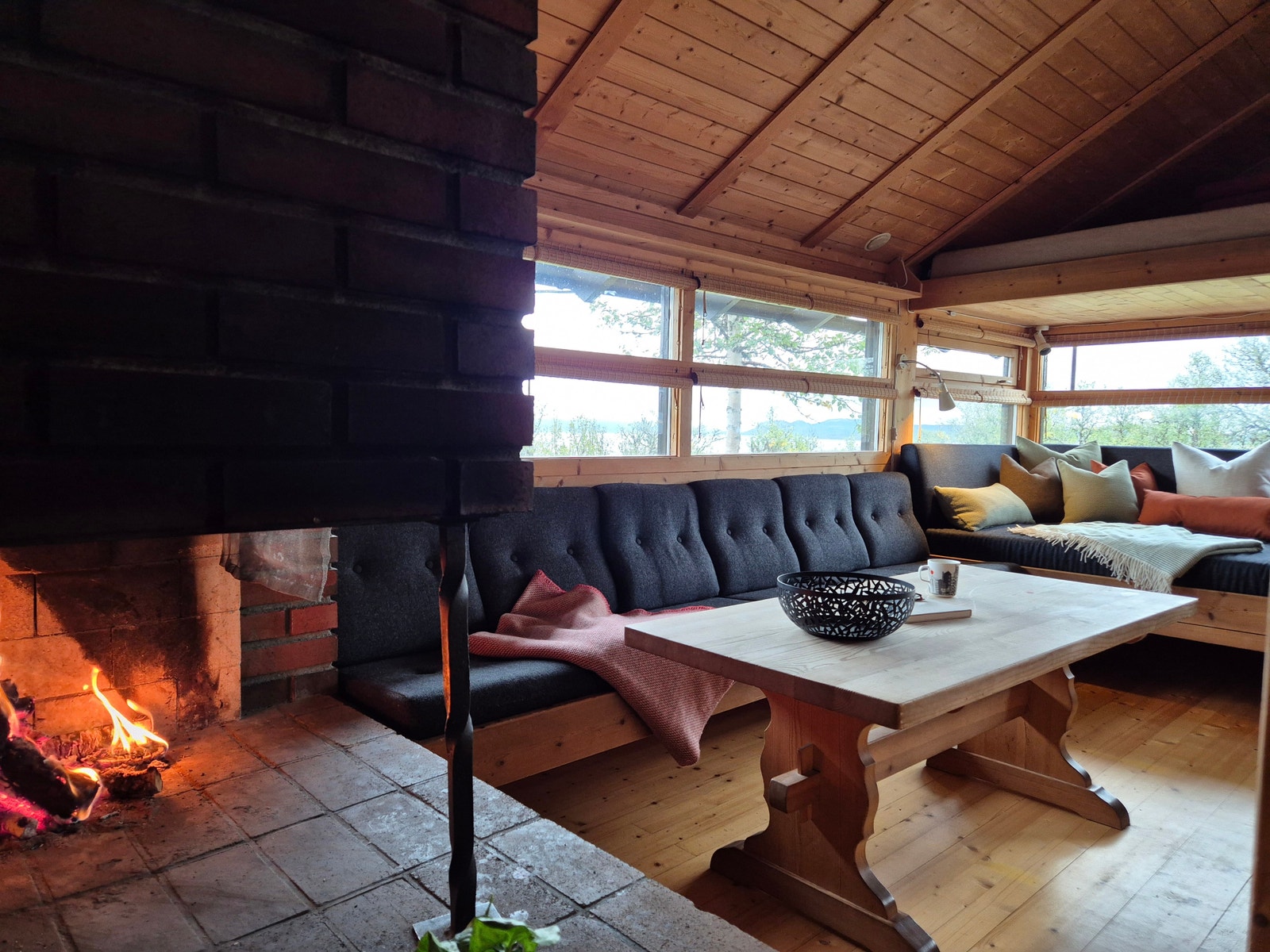 Hytta har peis og vedovn Galleribilde