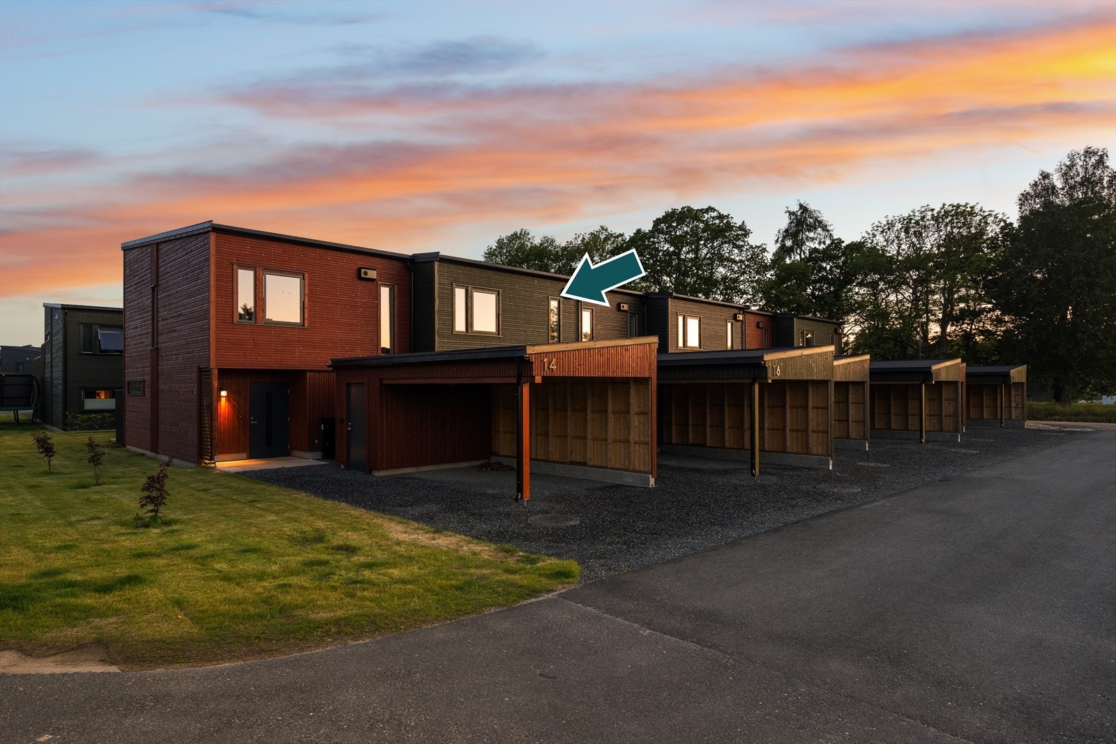 Boligen har parkering i carport og utvendig sportsbod Galleribilde