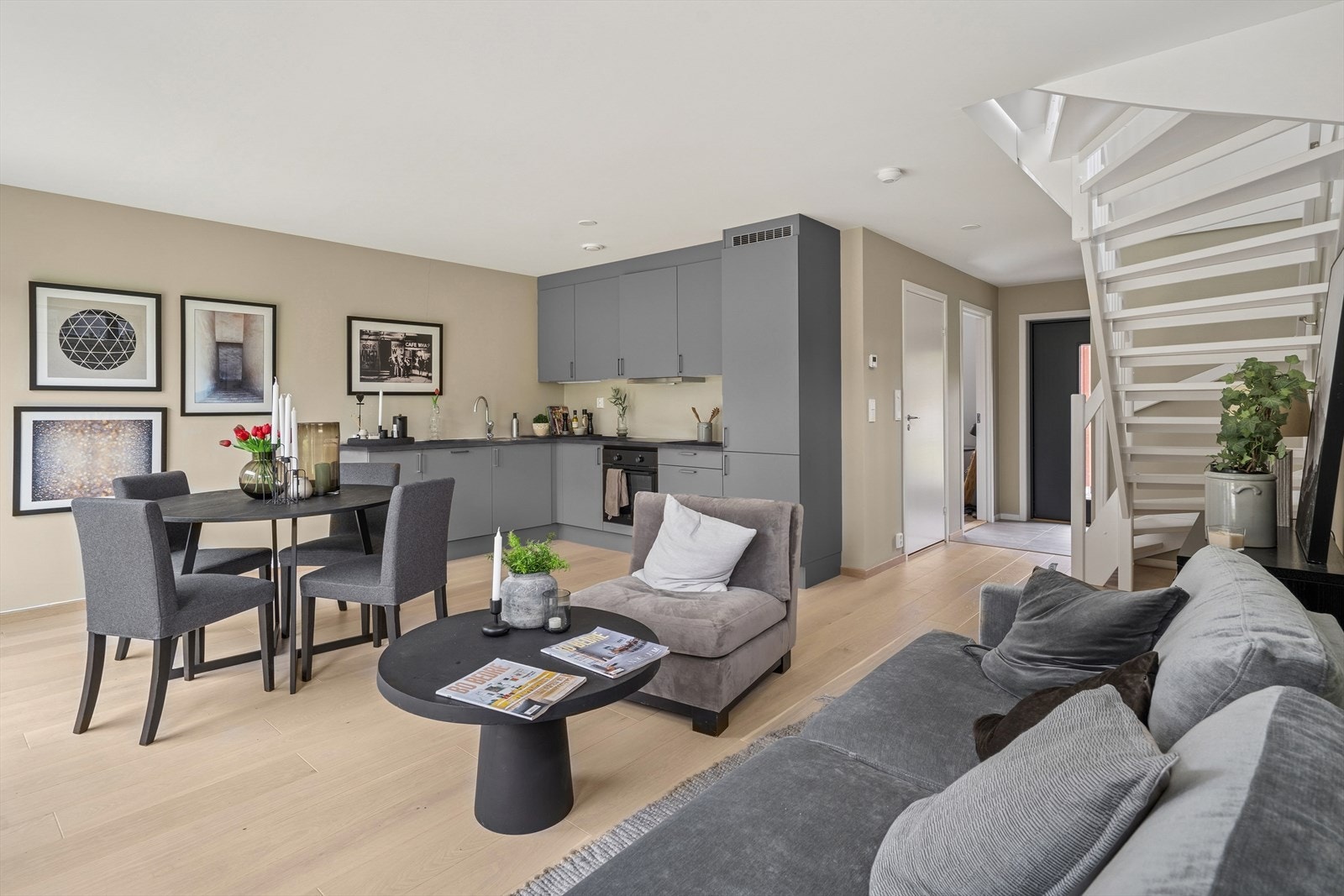 Det er plass til å innrede med en fin sittegruppe med tilhørende møblement! Galleribilde