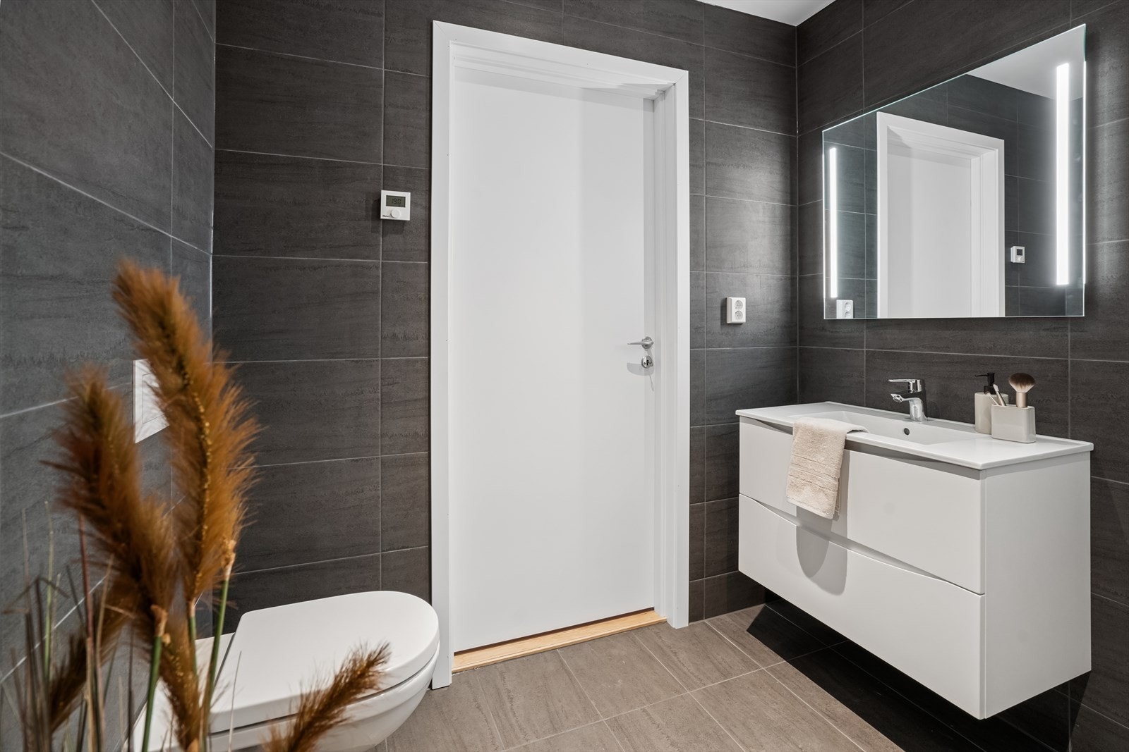 Boligen har to flotte og innbydende baderom, ett i hver etasje. Galleribilde