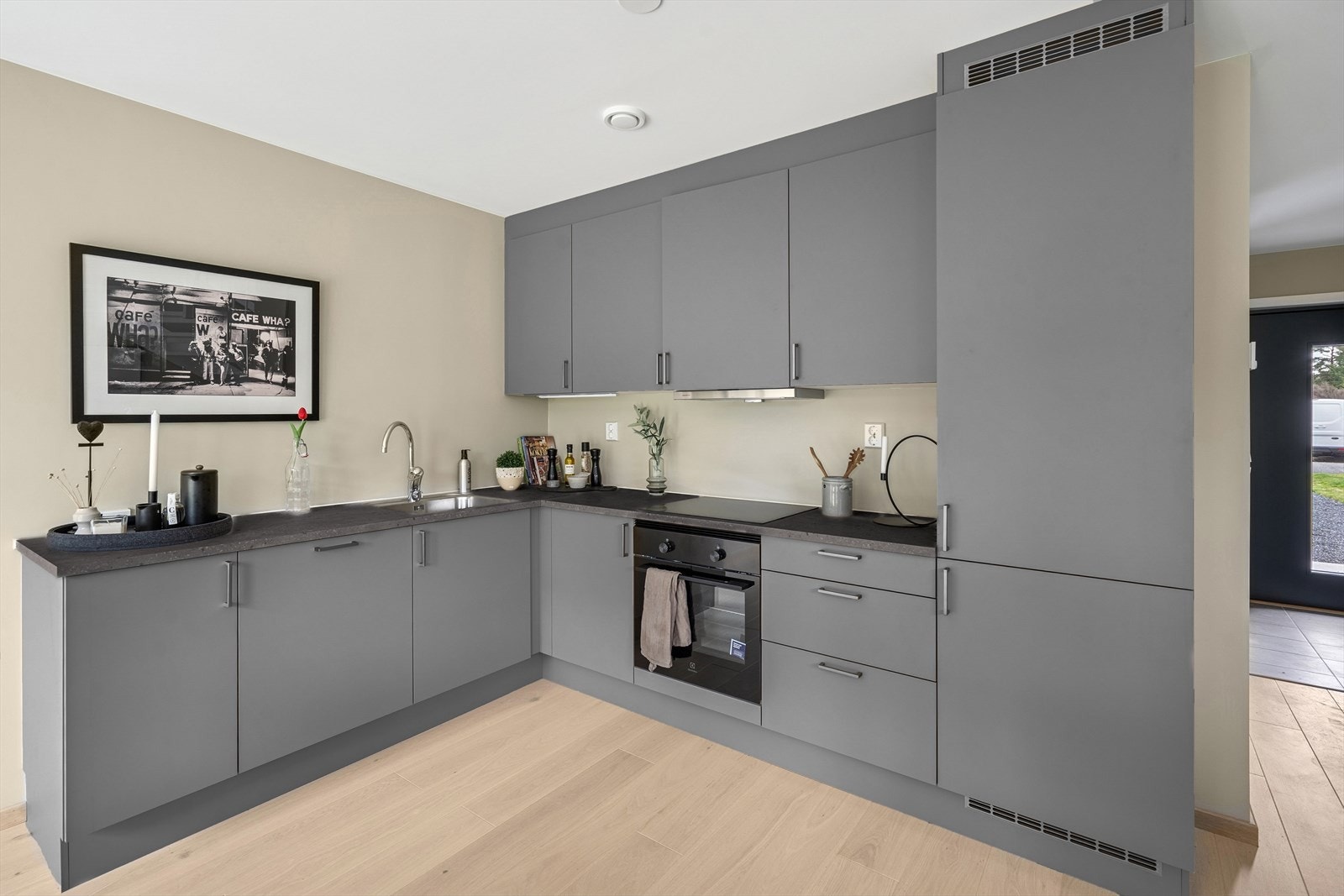 Boligen har et flott kjøkken! Det er glatte fronter med laminat benkeplate med integrerte hvitevarer. Det er godt med skap og benkeplass! Galleribilde