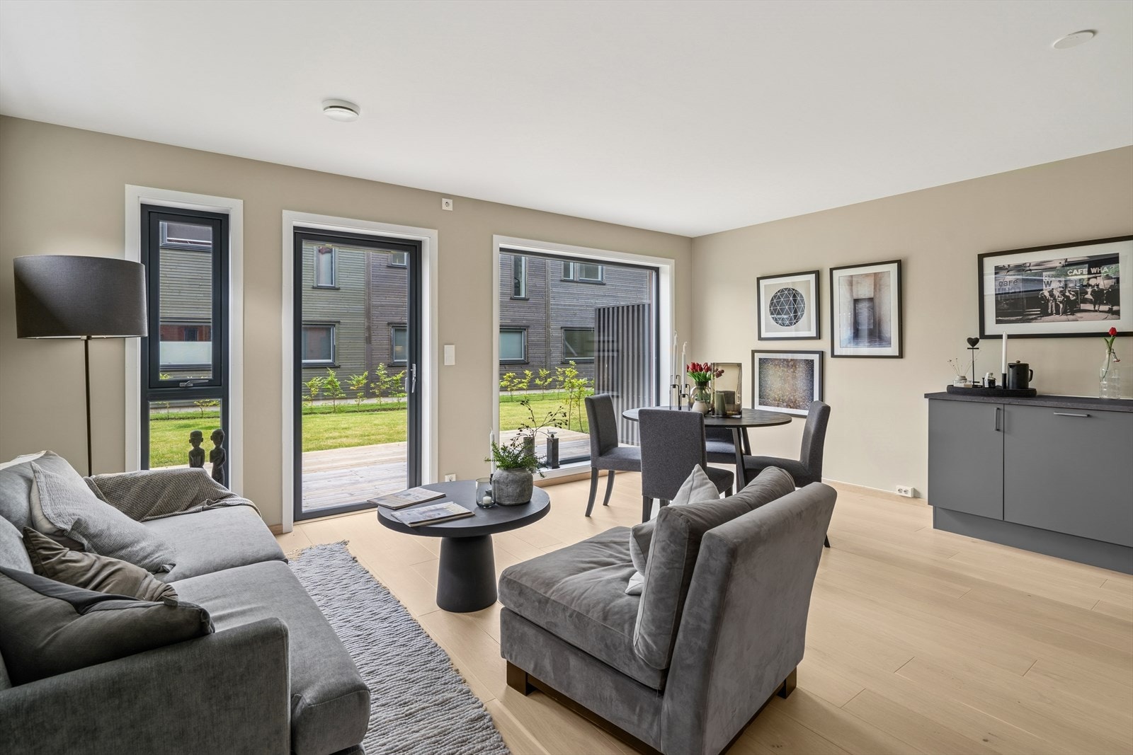 Boligens stue finner du i første etasje med en åpen løsning til kjøkkenet, noe som gjør den meget sosial. Galleribilde