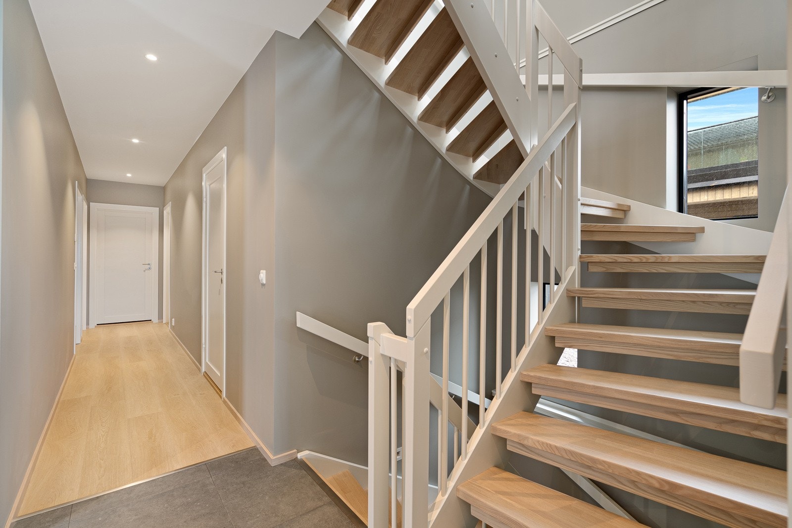 Lekker trapp som binder etasjene i sammen Galleribilde