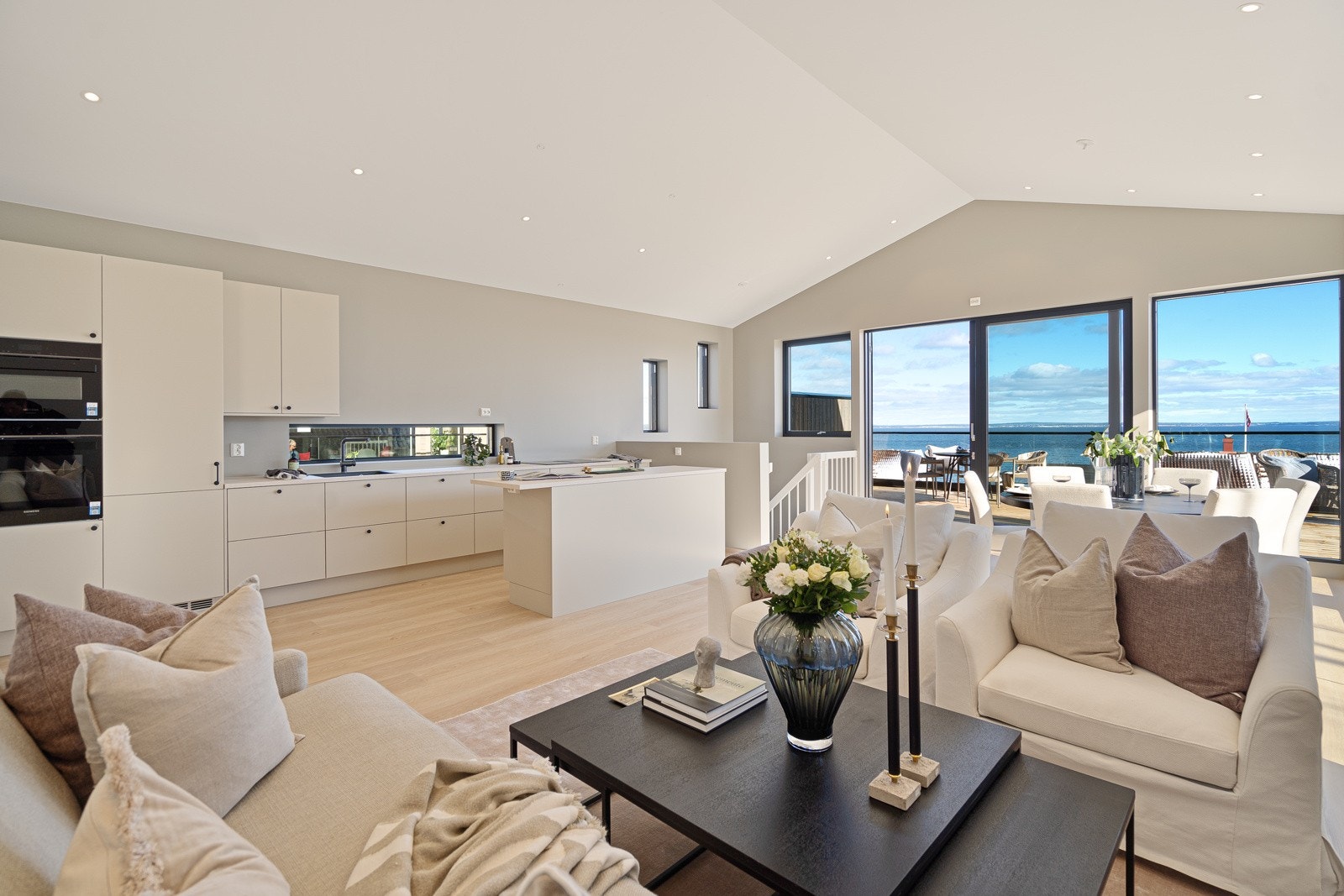 RÅ stue med panorama utsikt over Oslofjorden - Høy himling Galleribilde