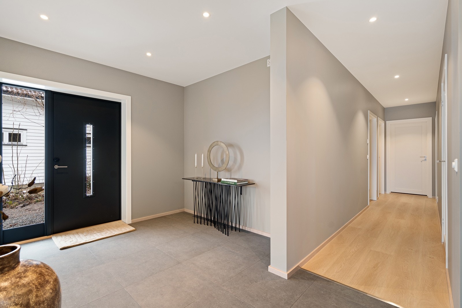 Stor hall med god plass til garderobe Galleribilde