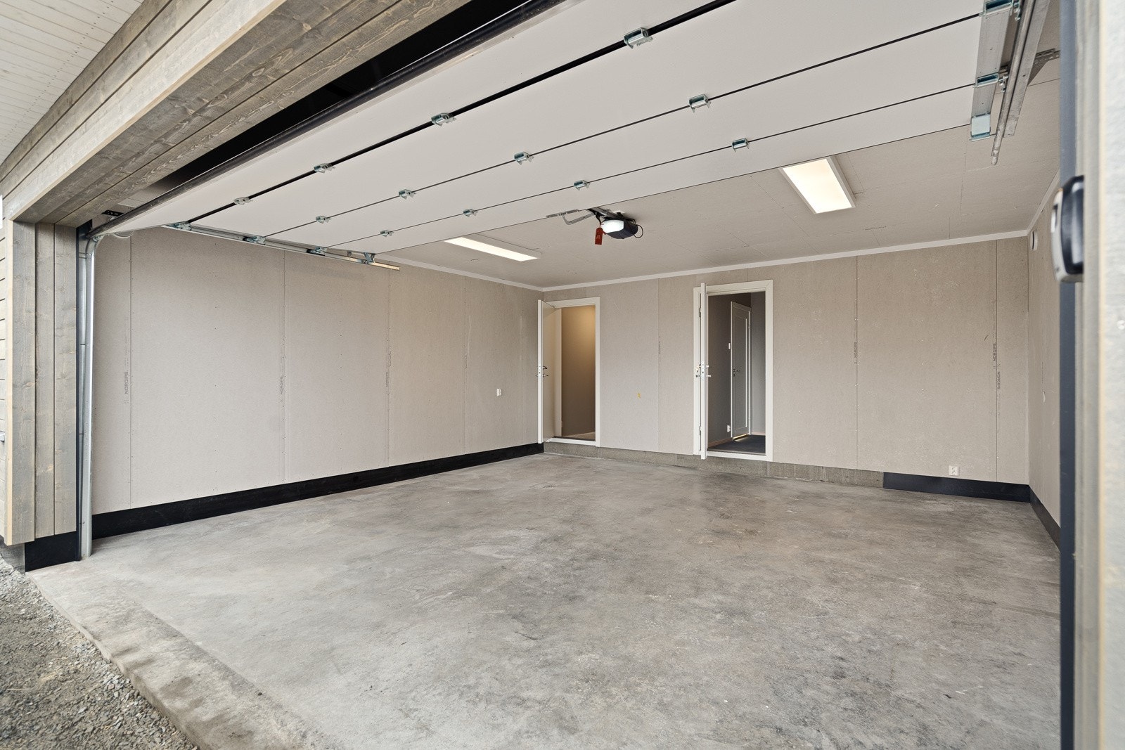 Stor garasje med bod samt direkte adkomst inn til boligen - Praktisk å gå tørskodd inn og ut til bilen. Galleribilde