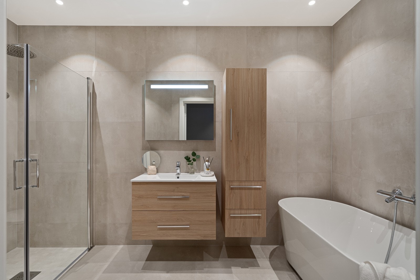 Både badekar og dusj Galleribilde