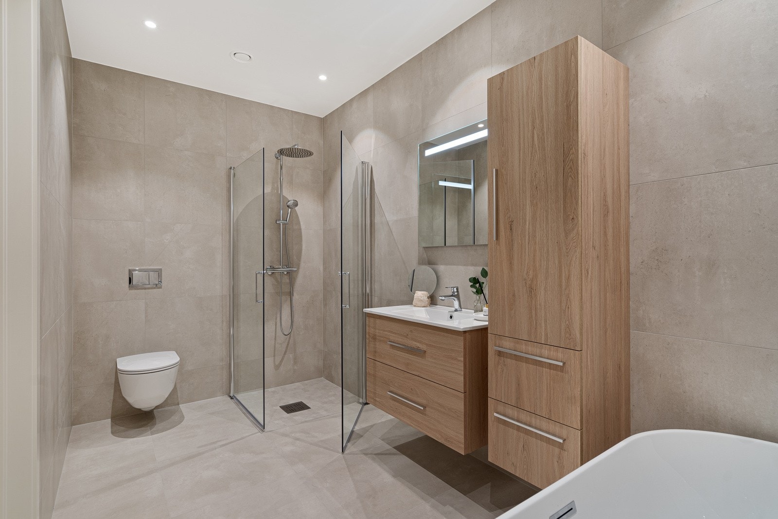 Bad i 2.etg med både dusj og badekar Galleribilde