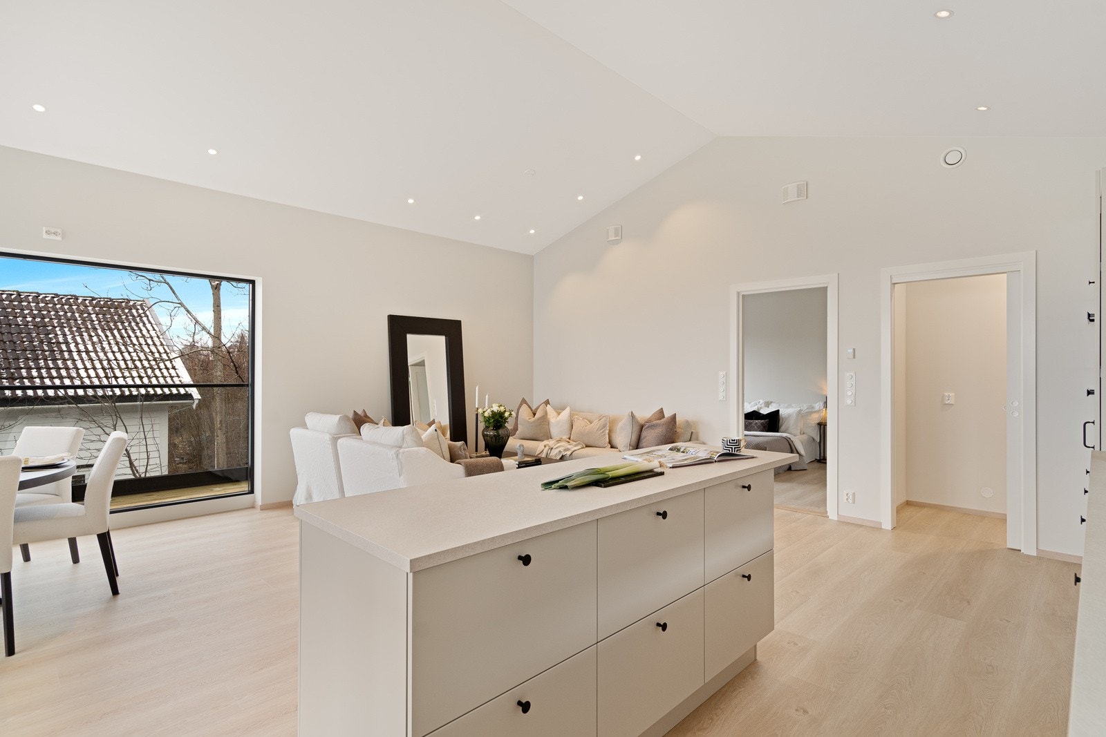 Et åpent og herlig rom med panorama utsikt over Oslofjorden Galleribilde