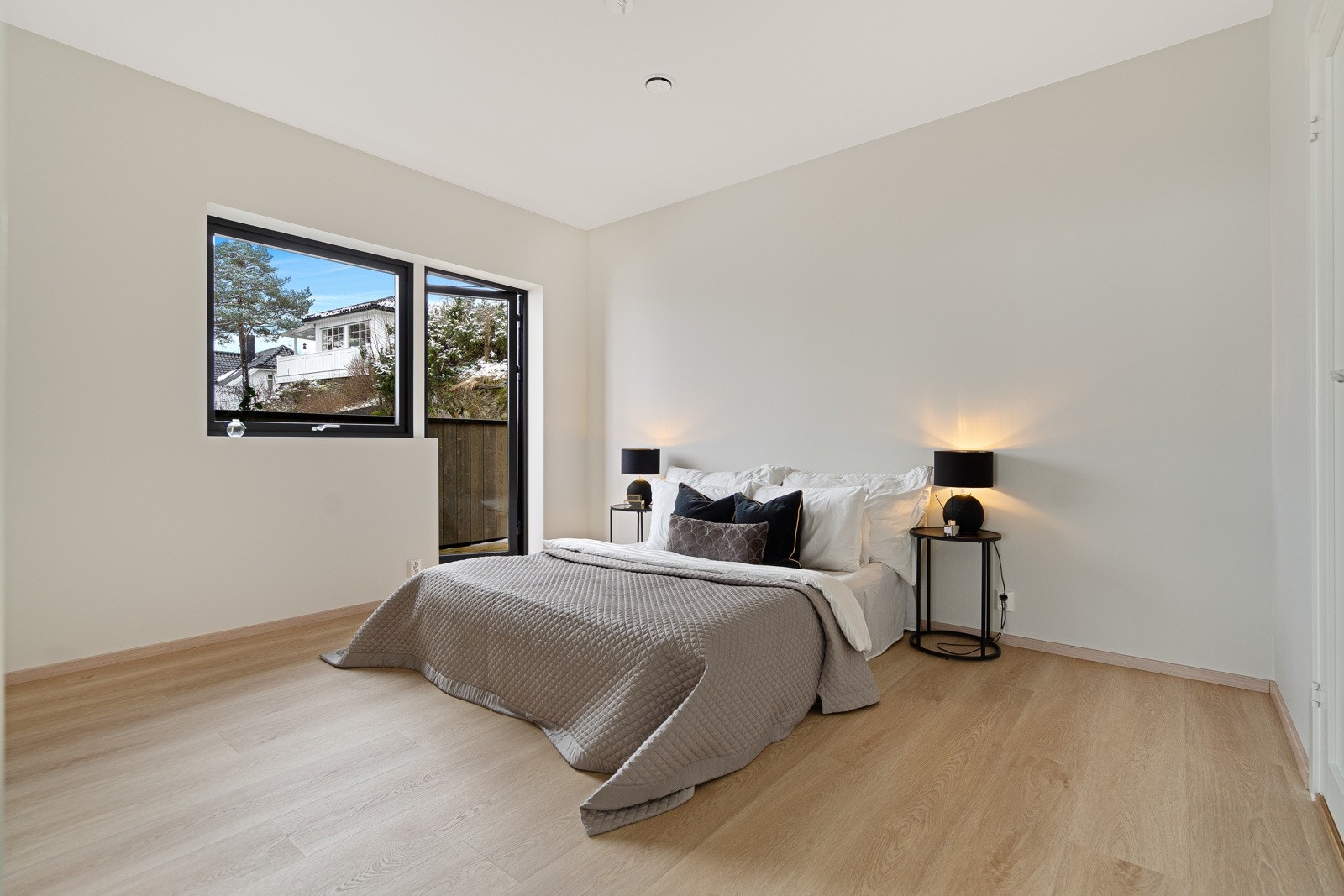 Hovedsoverom med eget bad samt det er utgang til hagen Galleribilde