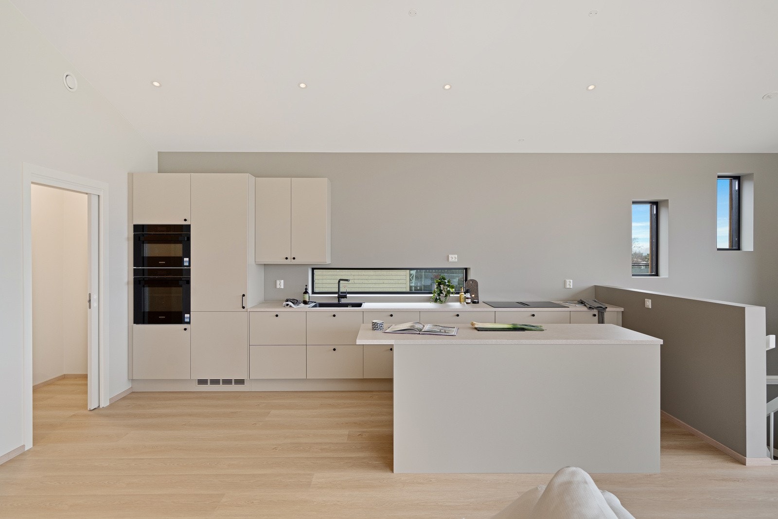 Lekkert Huseby kjøkken med integrerte hvitevarer Galleribilde