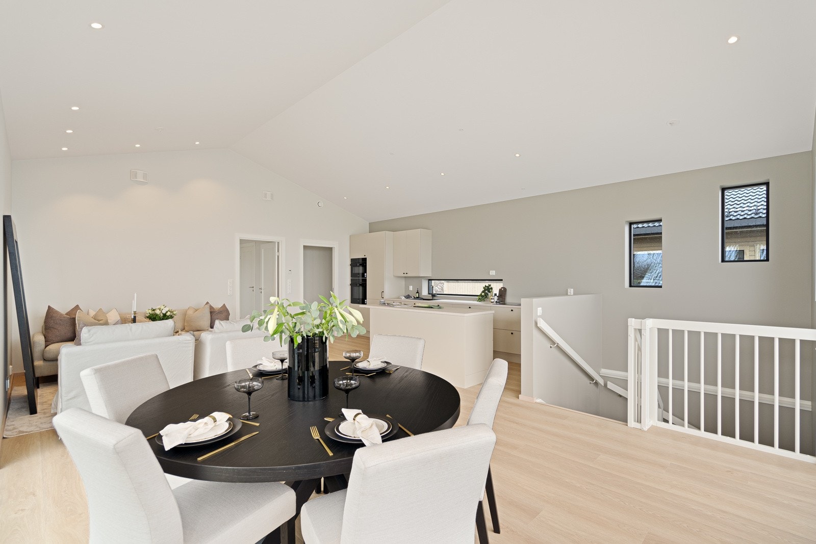 Stor og åpen stue med meget høy himling Galleribilde