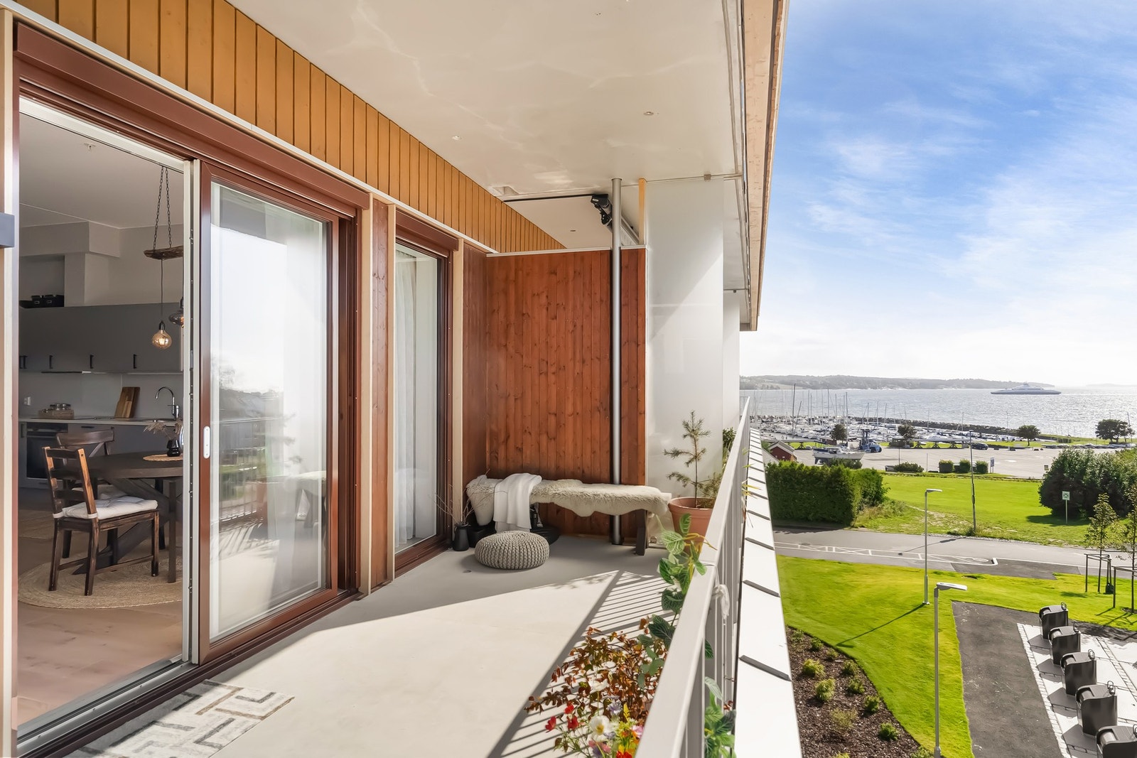 Stor skyvedør leder deretter inn Galleribilde