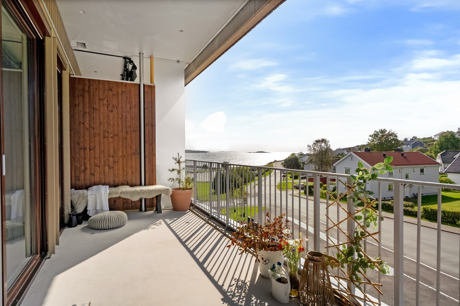 Med veranda vendt mot vest får du både sjøutsikt og solen når den varmer Galleribilde