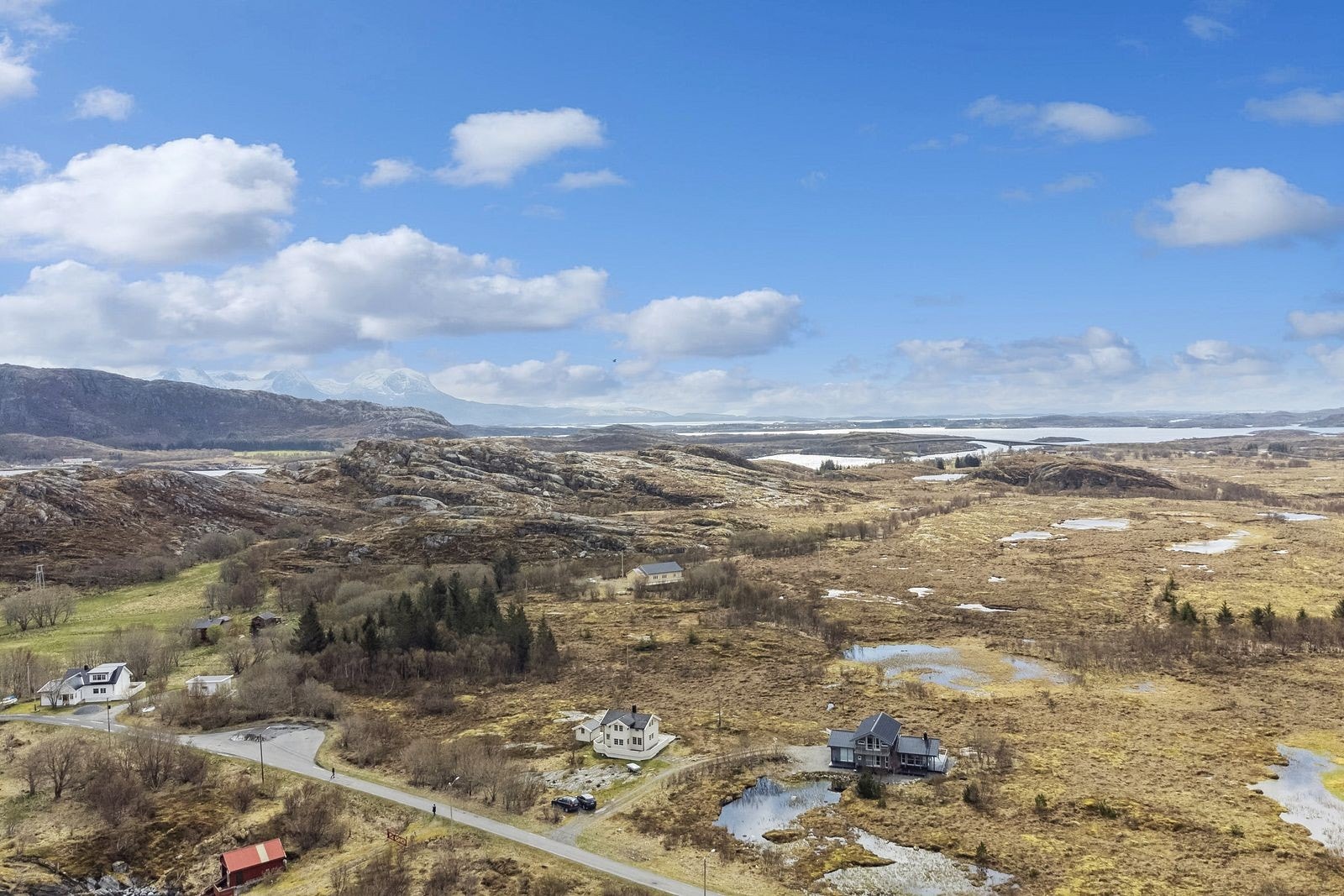 Her ser man fremsiden av boligen. Galleribilde