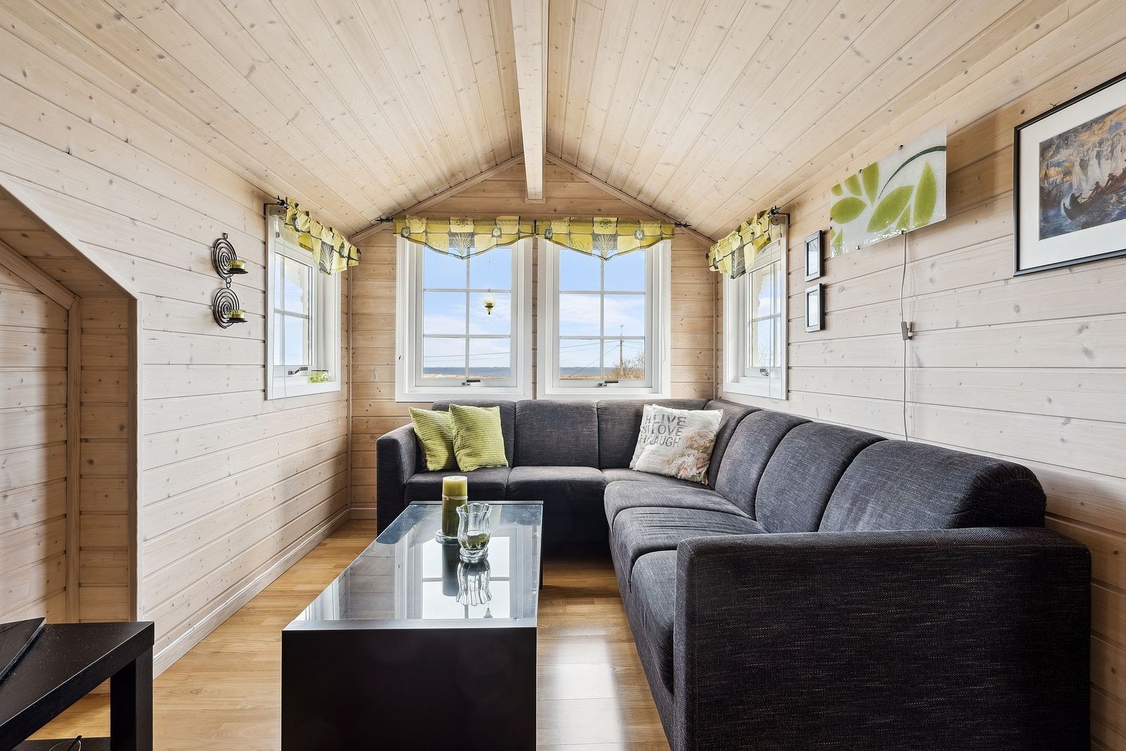 Loftstuen gir et ekstra rom for tv- stue, lekeareal eller kanskje et sted hvor de eldste kan trekke seg tilbake. Kjekt med et ekstra oppholdsrom. Galleribilde