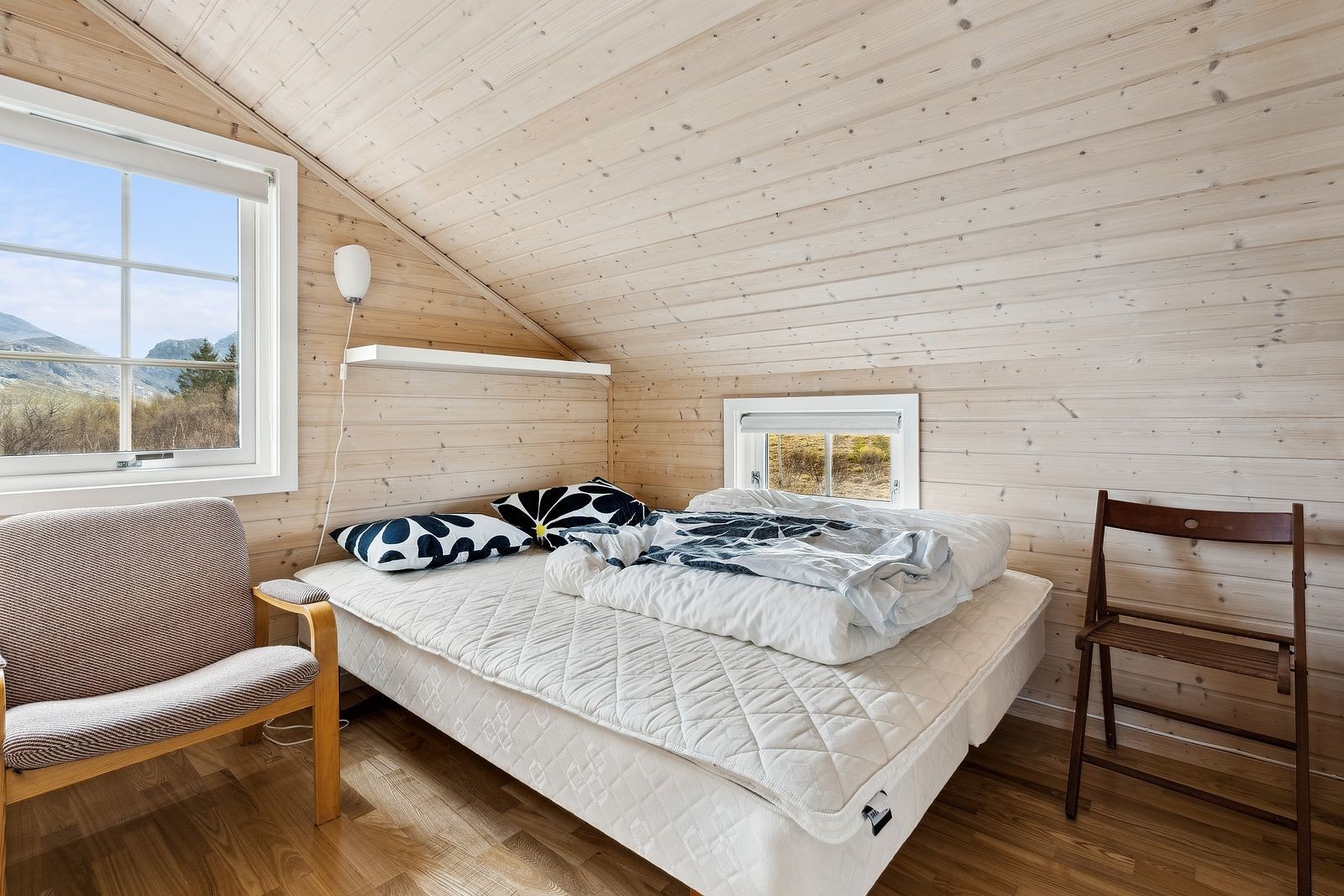 Utsikt mot Dønnamannen - sørvendt soverom. Galleribilde