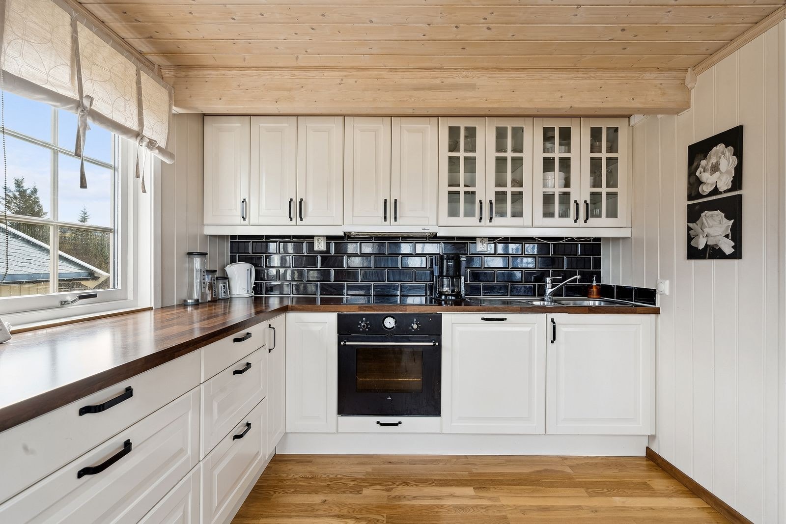 Benk under vindu gjør at man minker bruken av overskap - dette gir kjøkkenet luft og lys. Galleribilde