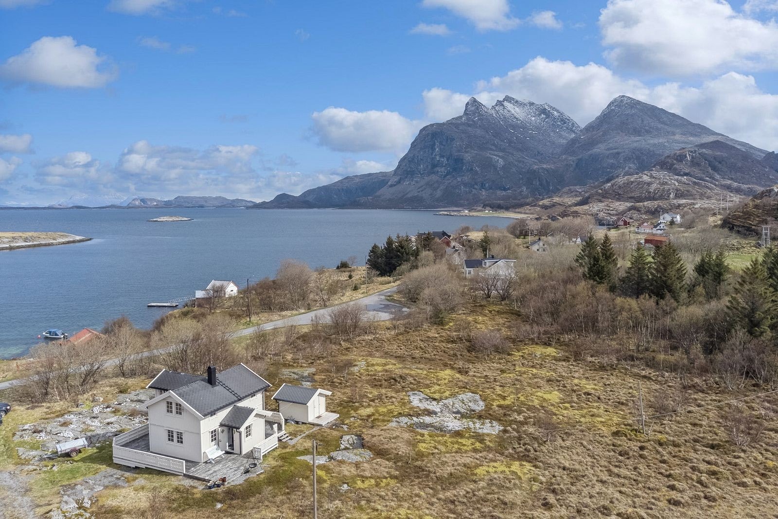 Meget barnevennlig område hvor man har umiddelbar nærhet til både sjø og fjell/turmuligheter. Her er lite trafikk da det ikke er så alt for mange enheter på Nordstaulen. Galleribilde
