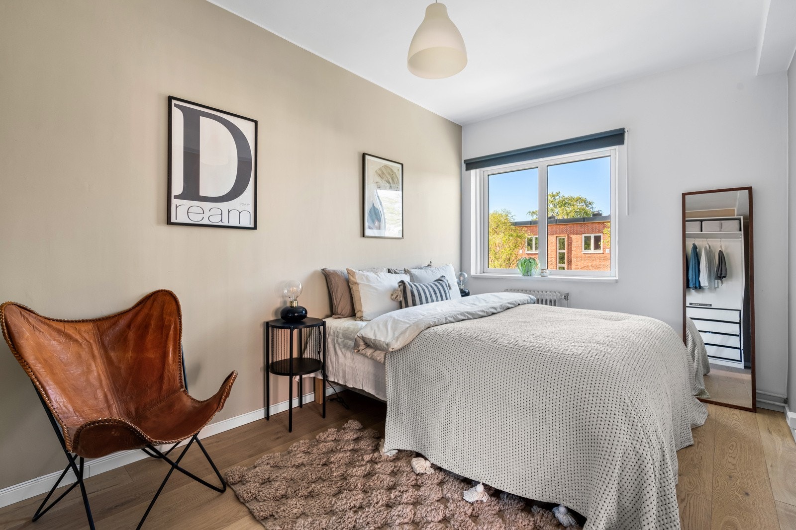 Romslig hovedsoverom med stor garderobe og god plass til dobbeltseng Galleribilde