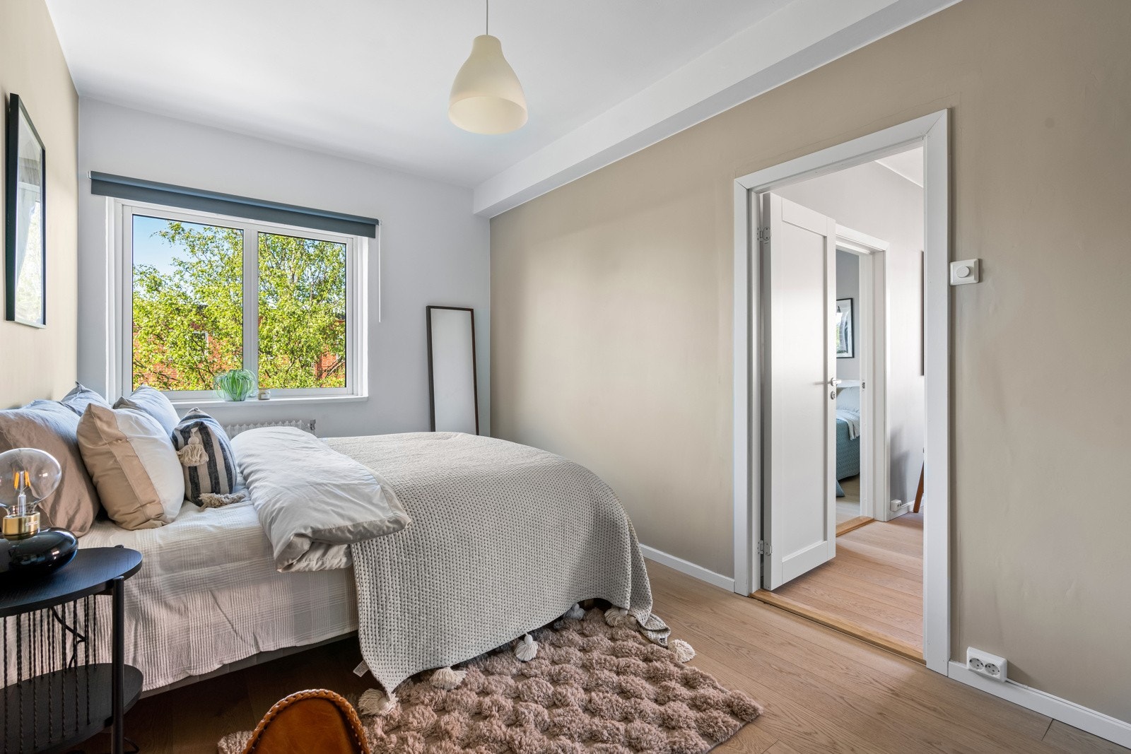 Romslig hovedsoverom med stor garderobe og god plass til dobbeltseng Galleribilde