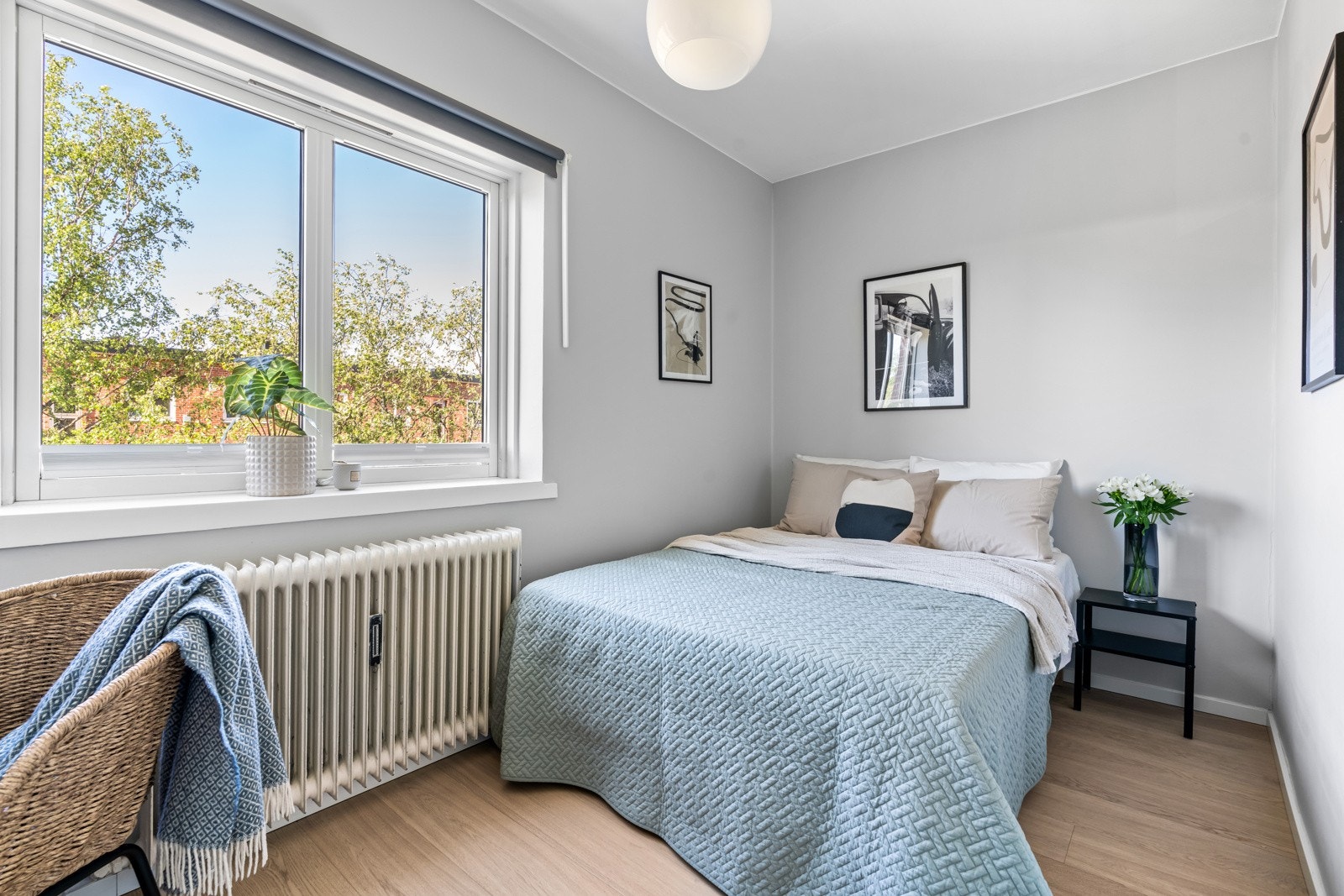 Soverom 2 er også av god størrelse med plass til dobbeltseng og garderobeløsninger Galleribilde