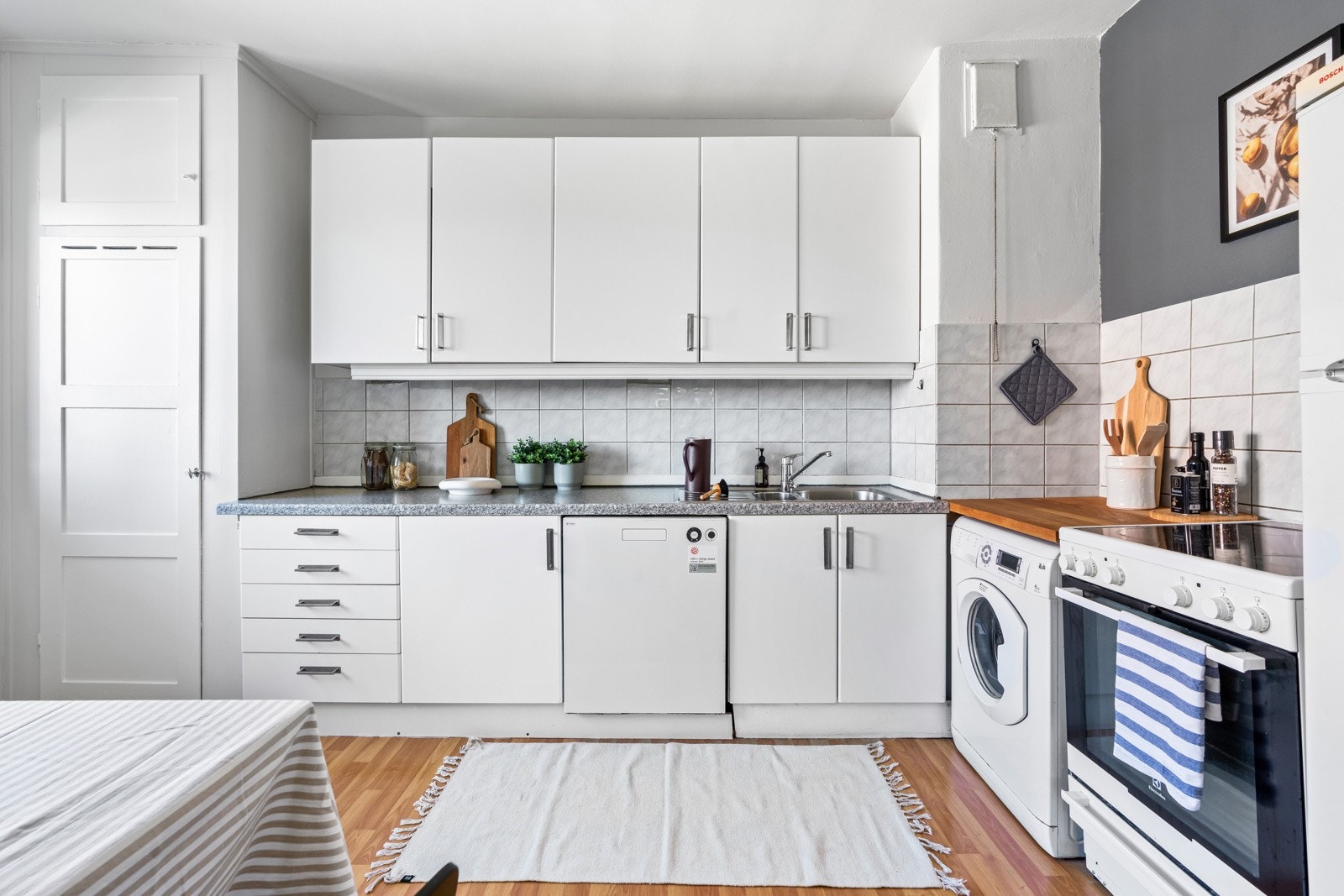 Kjøkken - mulighet for å åpne vegg mellom kjøkken og stue, evt flytte kjøkken til stuen for å lage et 3. soverom Galleribilde