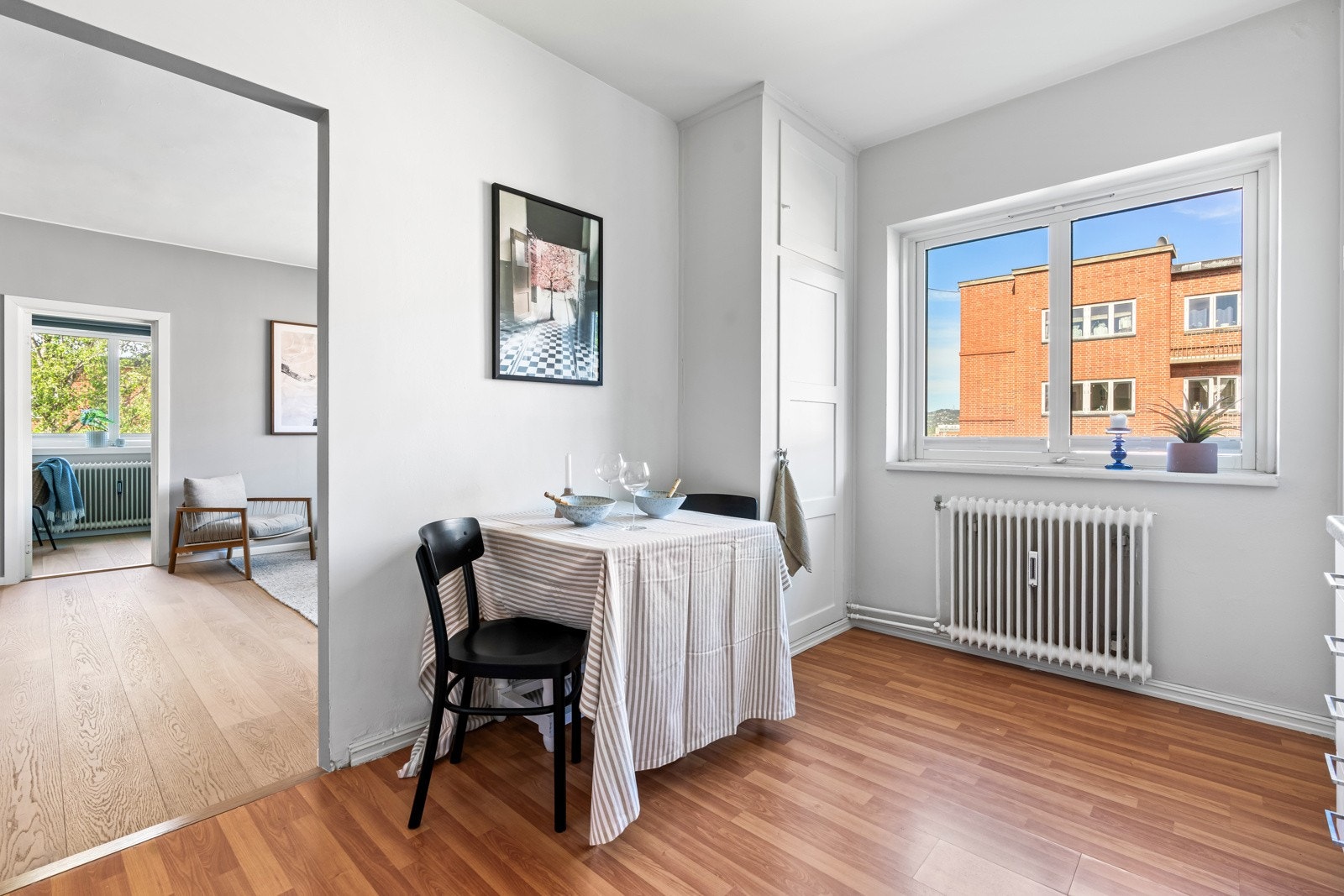 Kjøkken - mulighet for å åpne vegg mellom kjøkken og stue, evt flytte kjøkken til stuen for å lage et 3. soverom Galleribilde