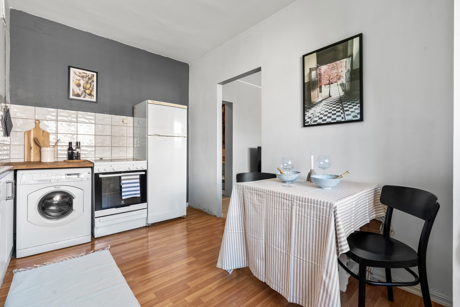 Kjøkken - mulighet for å åpne vegg mellom kjøkken og stue, evt flytte kjøkken til stuen for å lage et 3. soverom Galleribilde