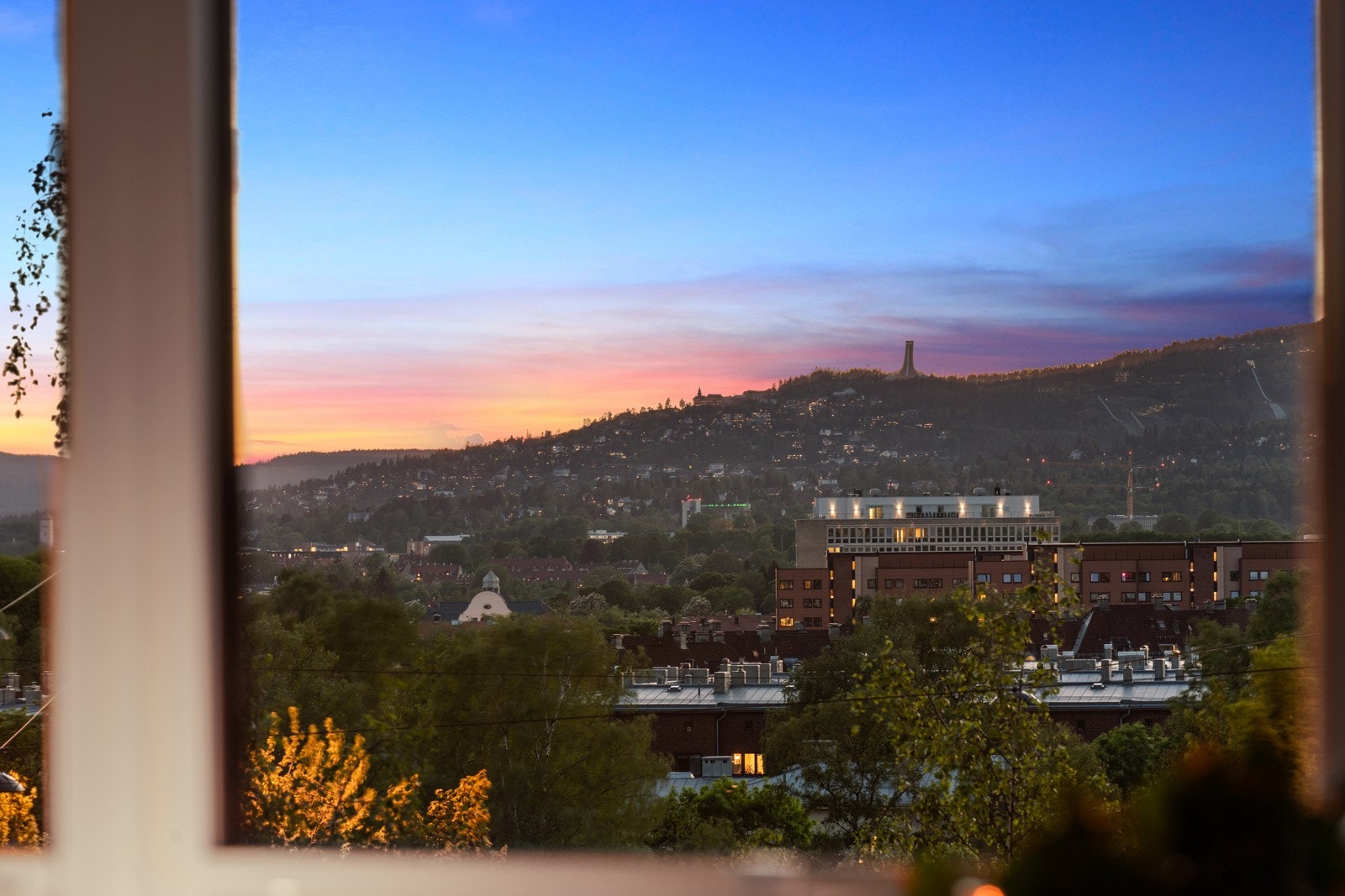 Utsikt til Holmenkollen fra stuevinduet Galleribilde