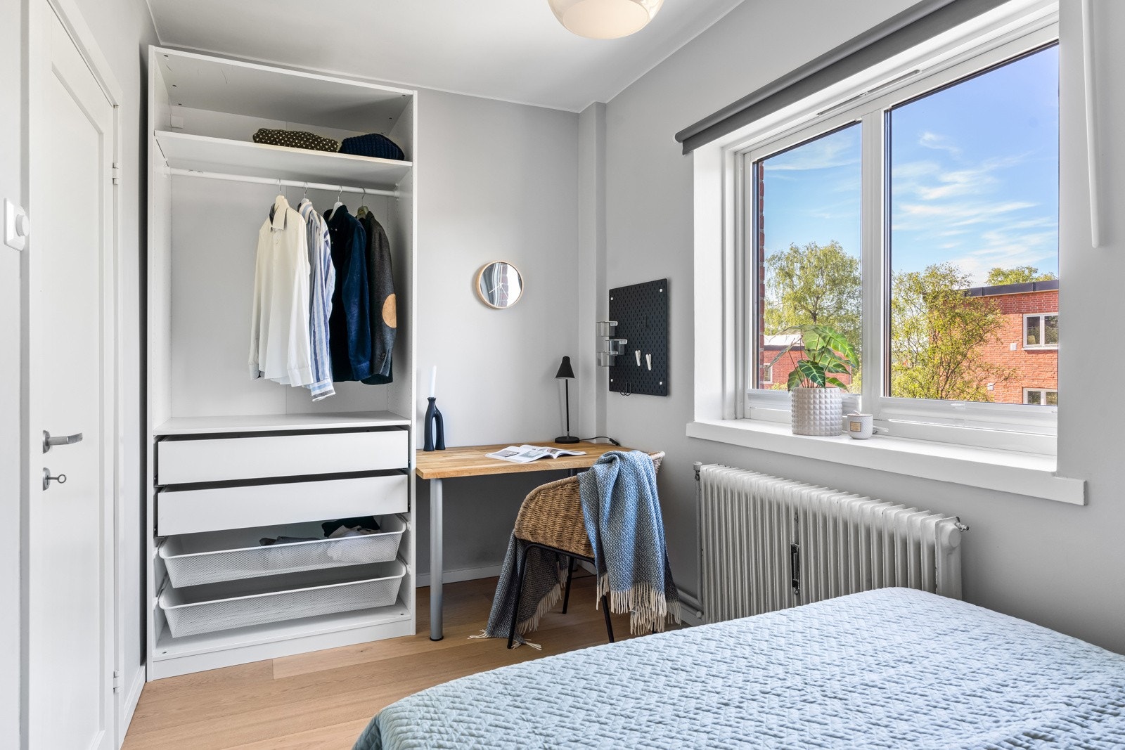 Soverom 2 er også av god størrelse med plass til dobbeltseng og garderobeløsninger Galleribilde