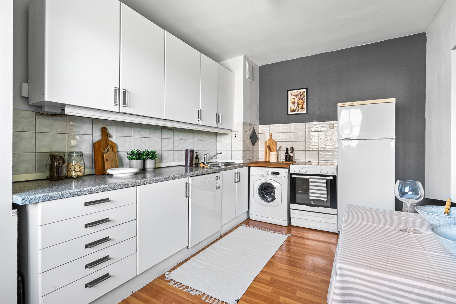 Kjøkken - mulighet for å åpne vegg mellom kjøkken og stue, evt flytte kjøkken til stuen for å lage et 3. soverom Galleribilde